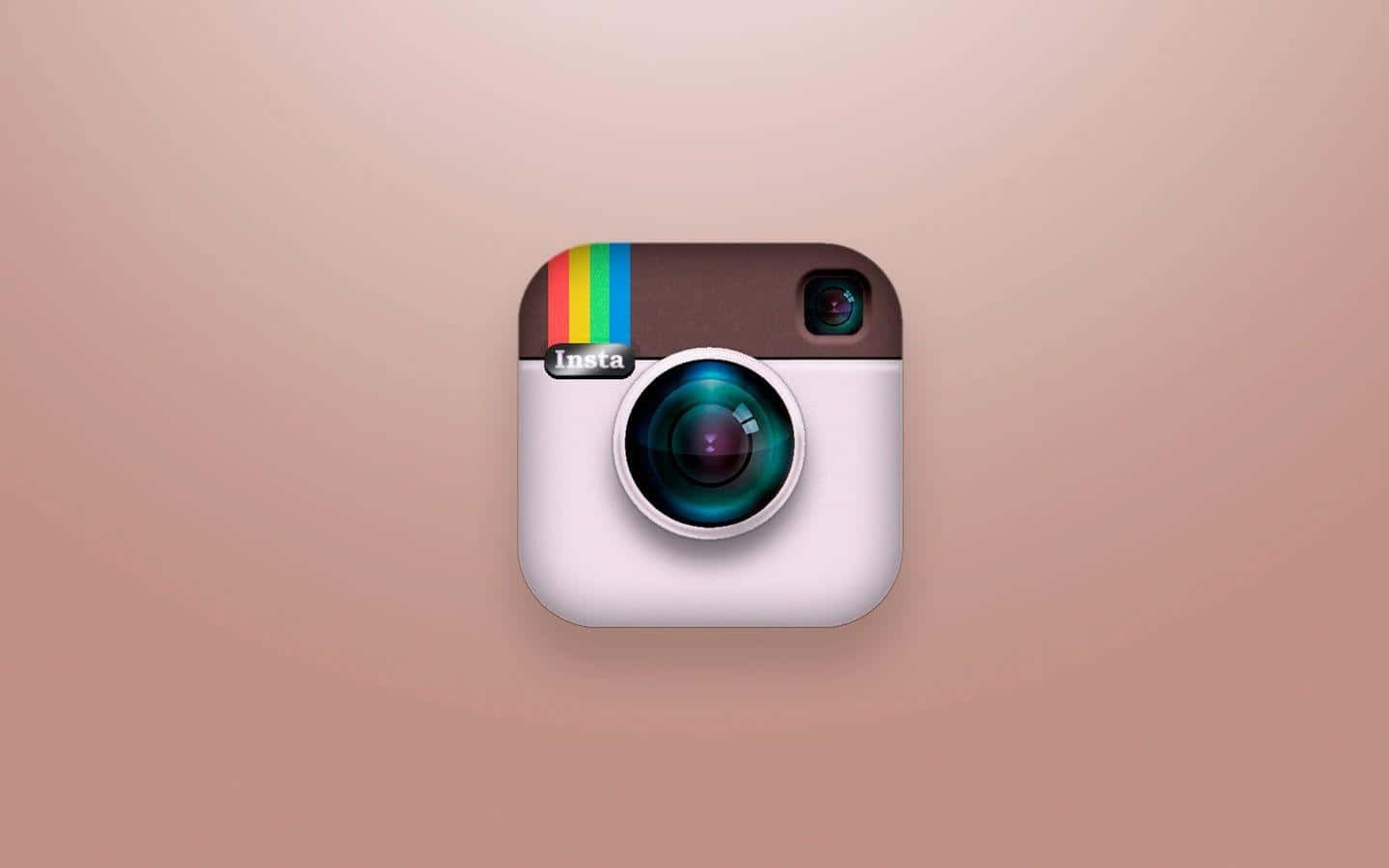 Instagram 桌布 壁紙 — 一個帶有彩虹條紋的光澤Instagram相機圖示，居中放置在柔和的蜜桃漸變背景上。