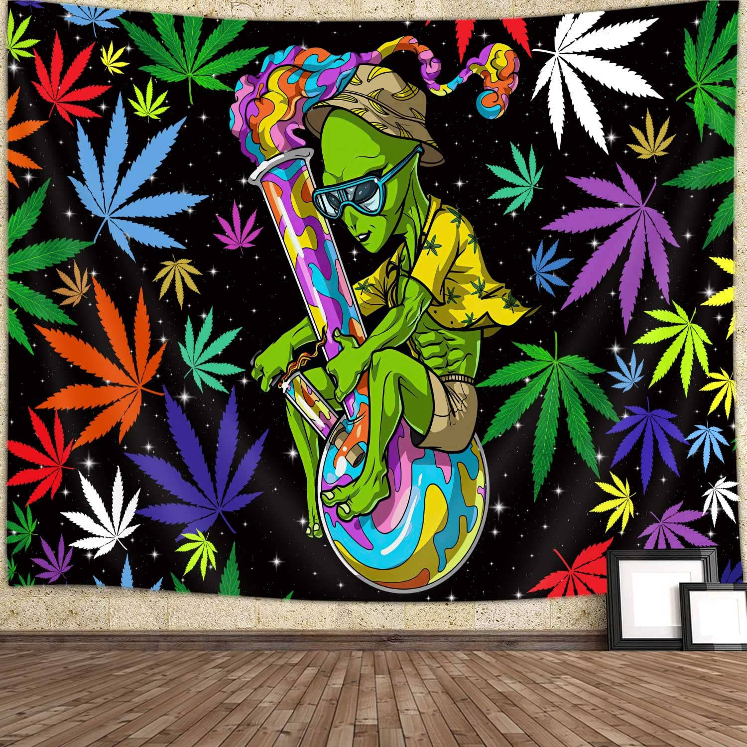 迷幻外星人戴著太陽眼鏡手持水煙槍，被色彩繽紛的大麻葉包圍在星光背景上。 — 大麻 壁紙