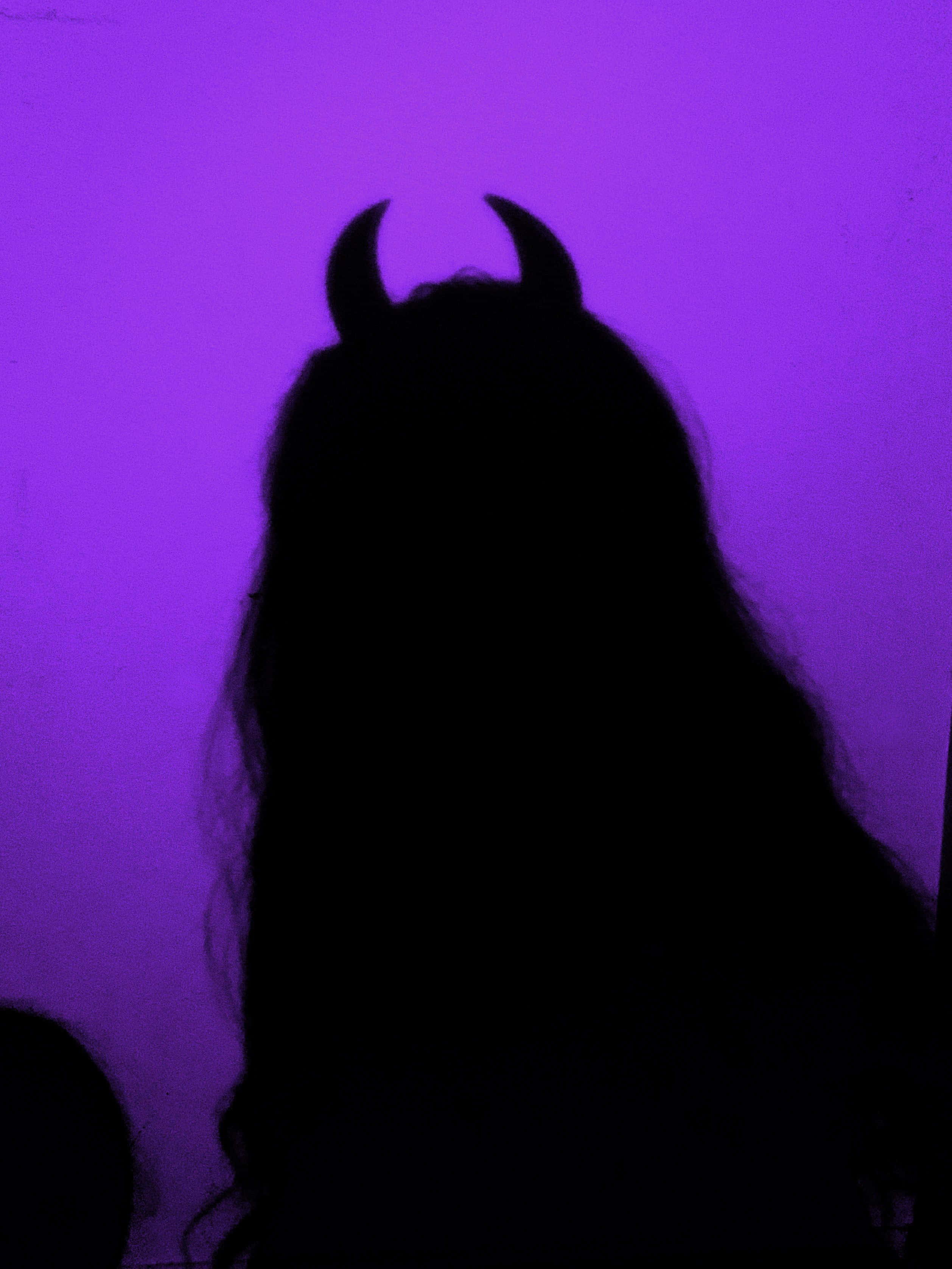 紫色美學 桌布 壁紙 — 一個帶有惡魔角的人物剪影，背景是充滿活力的紫色。