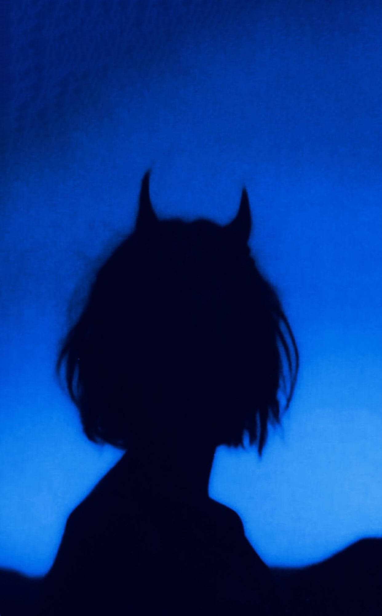 Tumblr iPhone 桌布 壁紙 — 一個帶有惡魔角的深色人物剪影，背景為漸變藍色。