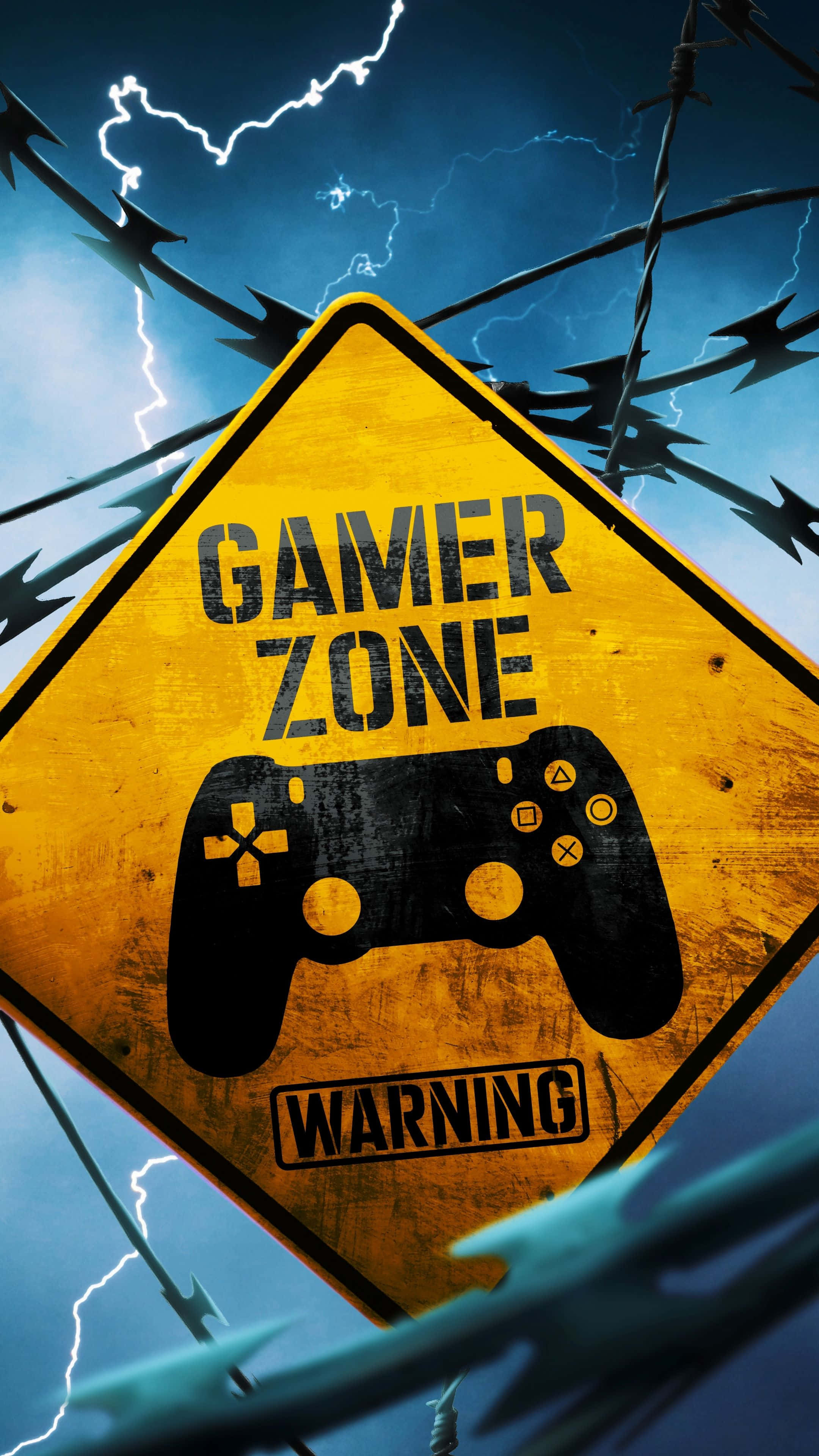 Mobile Gamer 桌布 壁紙 — 一個帶有控制器圖案的風化黃色遊戲玩家區域警告標誌，在閃電交加的暴風雨天空下，被鐵絲網框住。