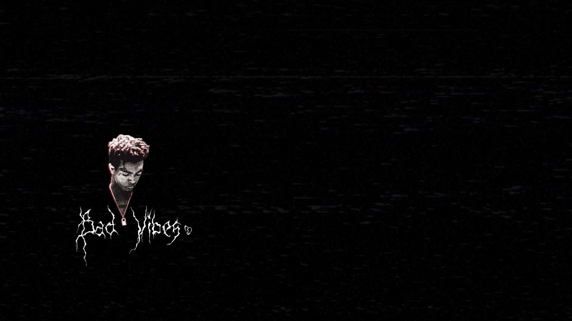 XXXTENTACION 桌布 壁紙 — 一個帶有故障效果的人物肖像，紅髮戴項鍊，黑色背景，白色鋸齒字體寫著「Bad Vibes」。