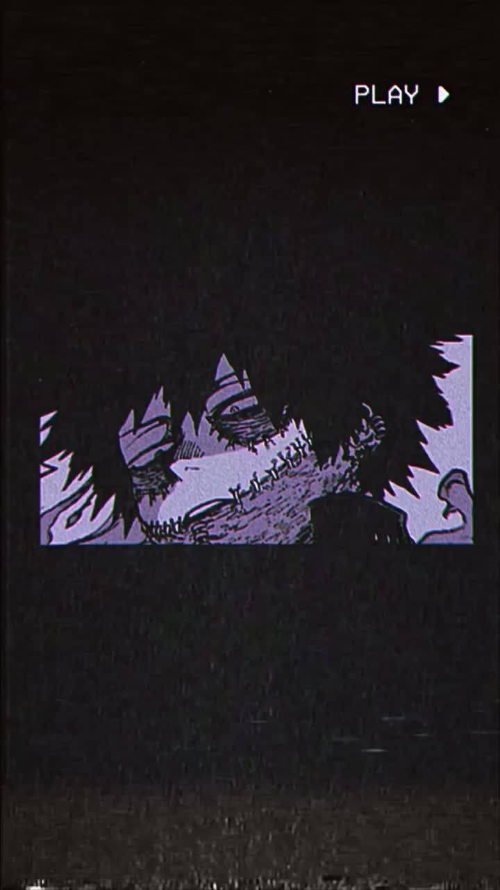 Dabi Aesthetic 桌布 壁紙 — 一個帶有故障效果的動漫風格角色，擁有尖刺頭髮和縫合的嘴巴，出現在帶有「PLAY」按鈕的黑暗螢幕上。