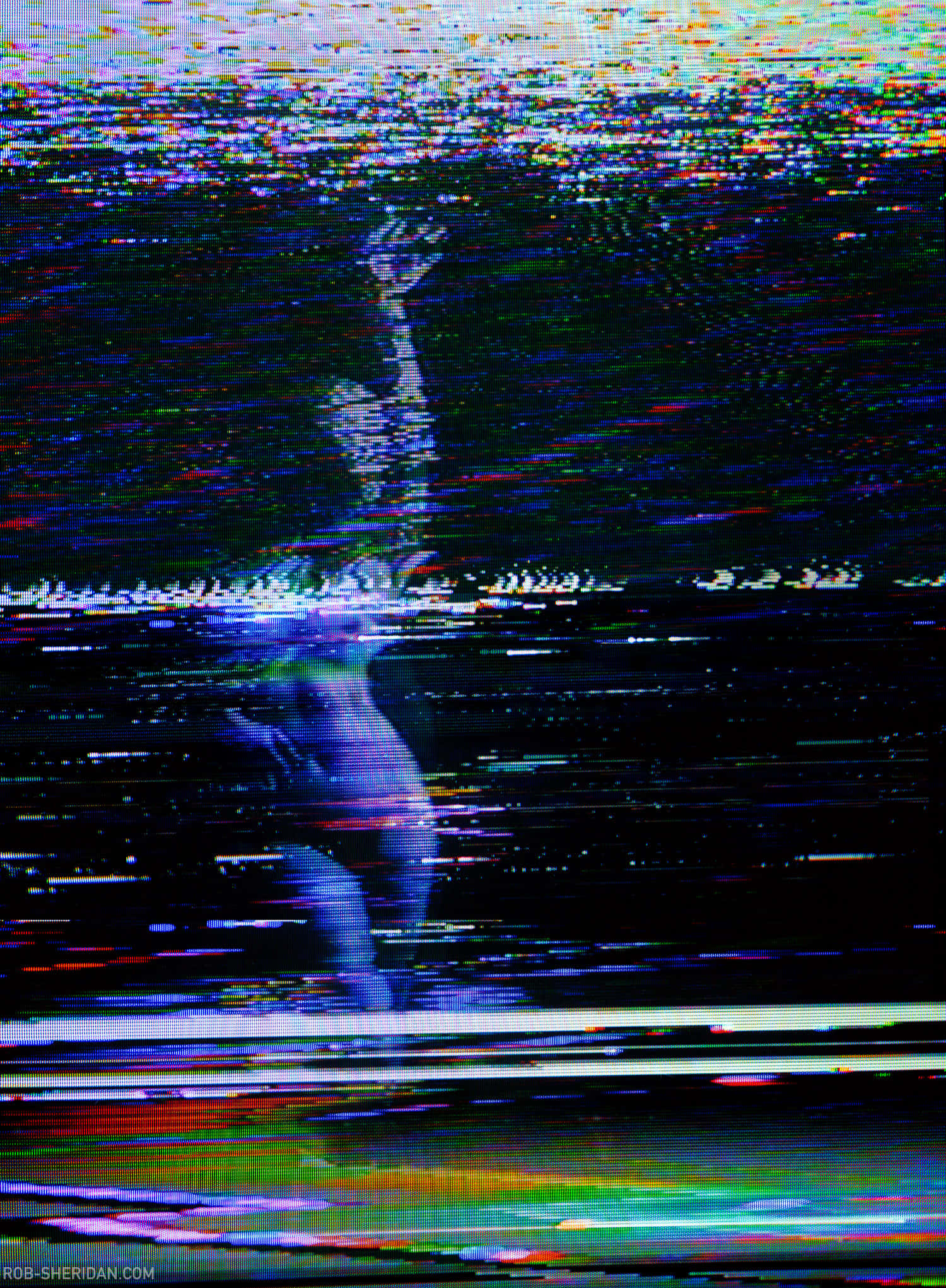 Glitch 桌布 壁紙 — 一個帶有故障效果的數位扭曲覆蓋在一個模糊的人形上，人形在黑暗背景中向上伸手。