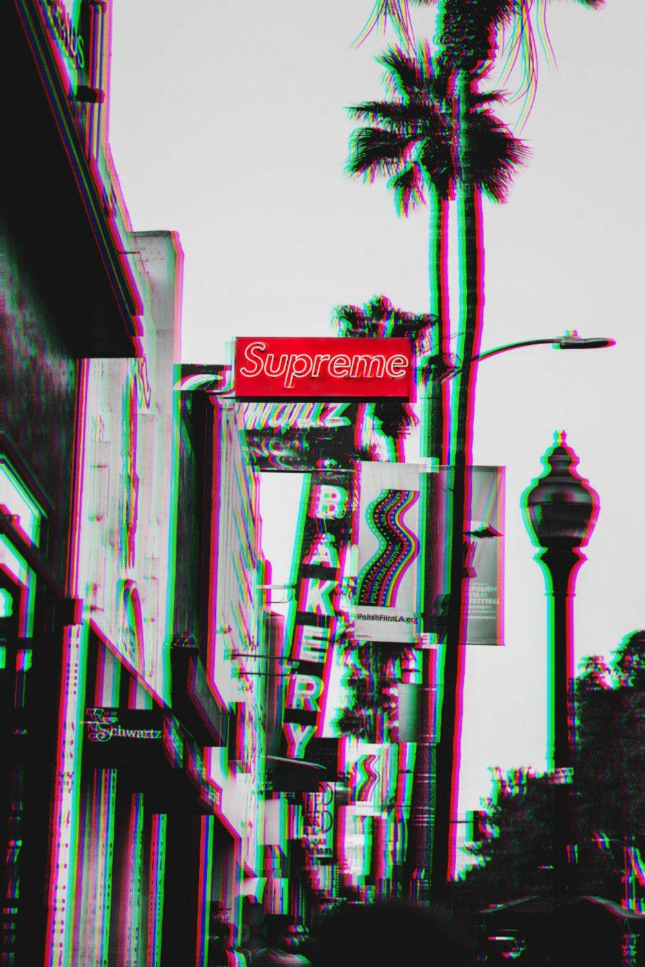 supreme aesthetic 桌布 壁紙 — 一個帶有故障效果的都市街景，有棕櫚樹和店面，天空蒼白，帶有紅色和綠色的色差。