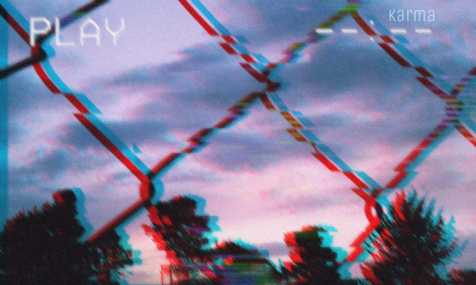 Grunge Aesthetic Mac 桌布 壁紙 — 一個帶有故障效果的鐵絲網圍欄疊加在紫色和粉紅色雲彩以及剪影樹木的暮色天空上。