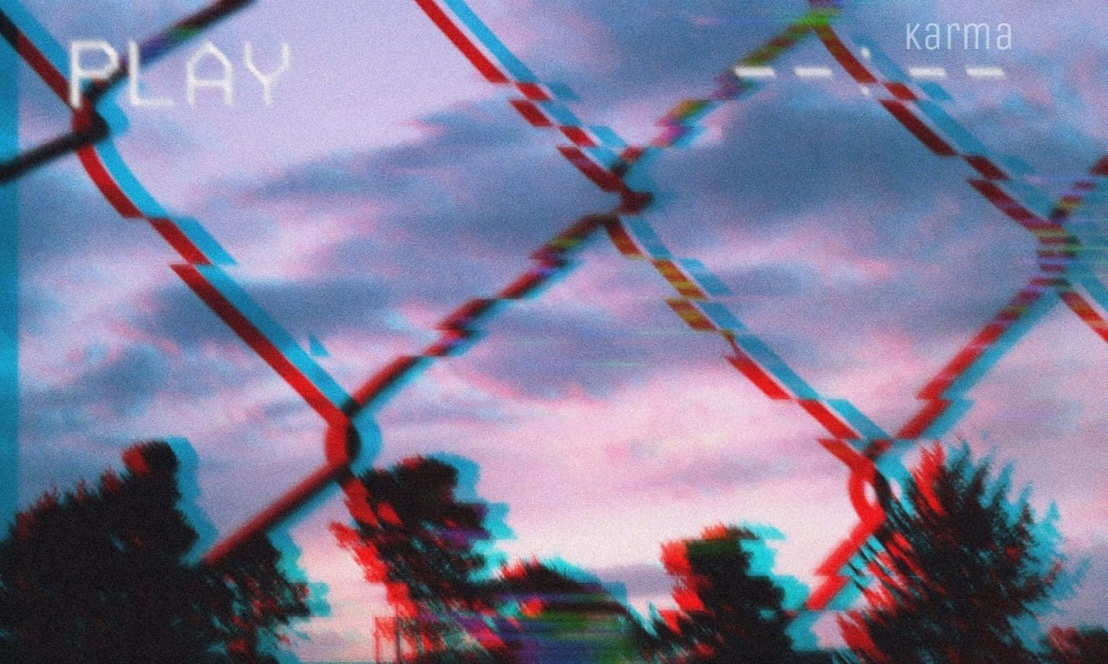 Grunge Aesthetic Mac 桌布 壁紙 — 一個帶有故障效果的鐵絲網圍欄疊加在黃昏天空上，天空有粉紅色和紫色的雲朵以及樹木剪影。