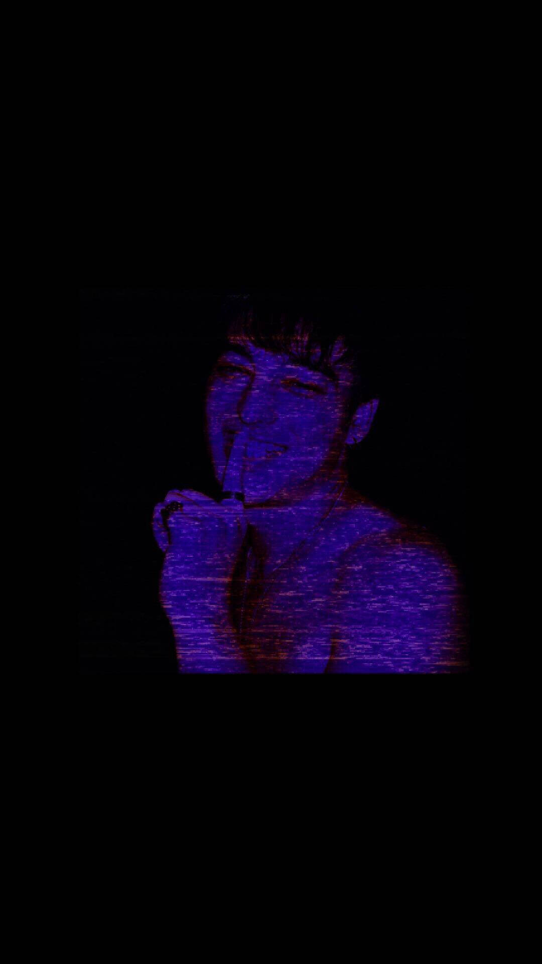 joji 桌布 壁紙 — 一個帶有數位扭曲的紫色故障效果人像，人物在黑色背景前吸煙。