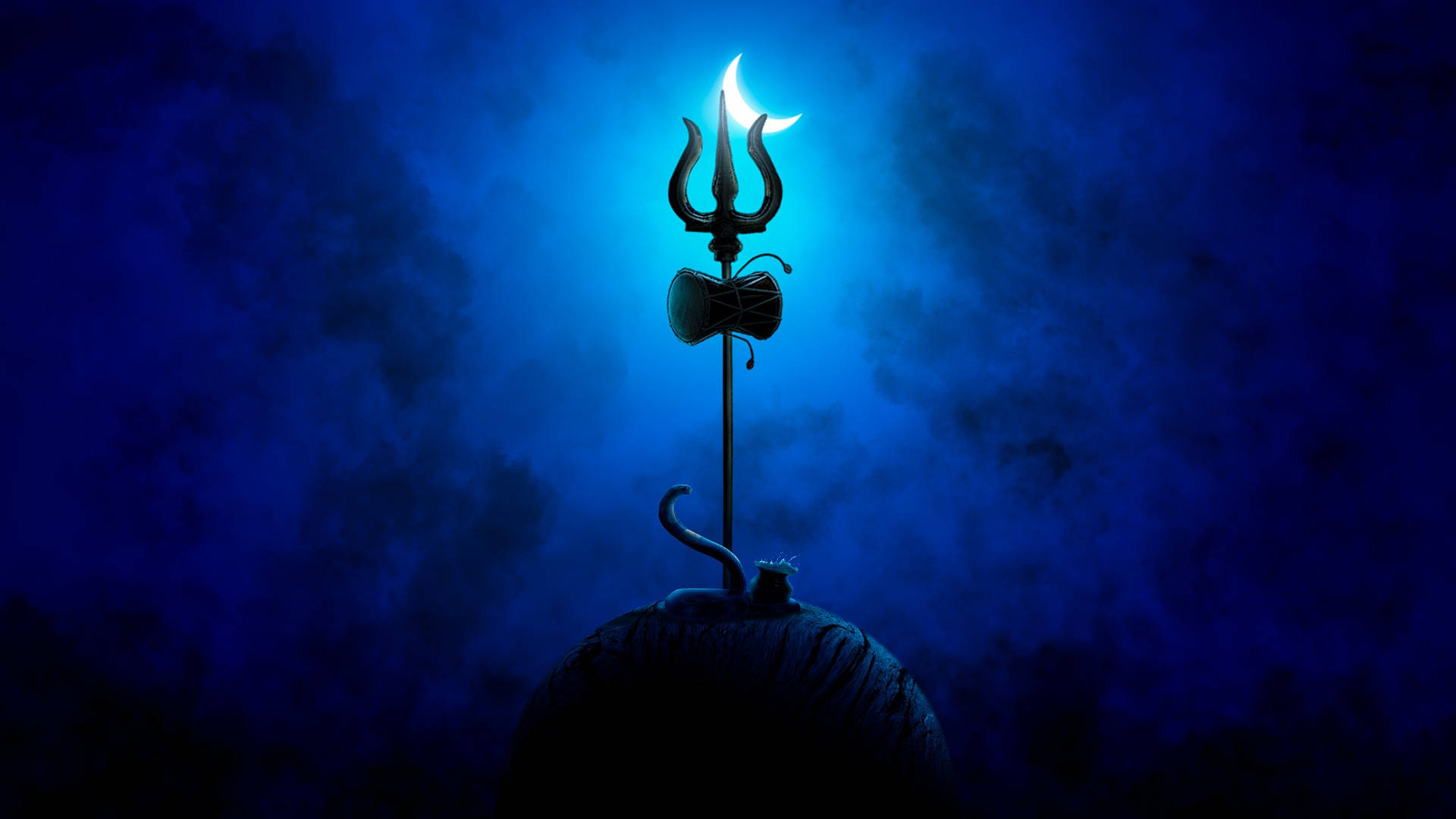 shiv shankar 桌布 壁紙 — 一個帶有新月頂部的剪影三叉戟從一個黑暗球體中升起，背景是深藍色的煙霧天空。