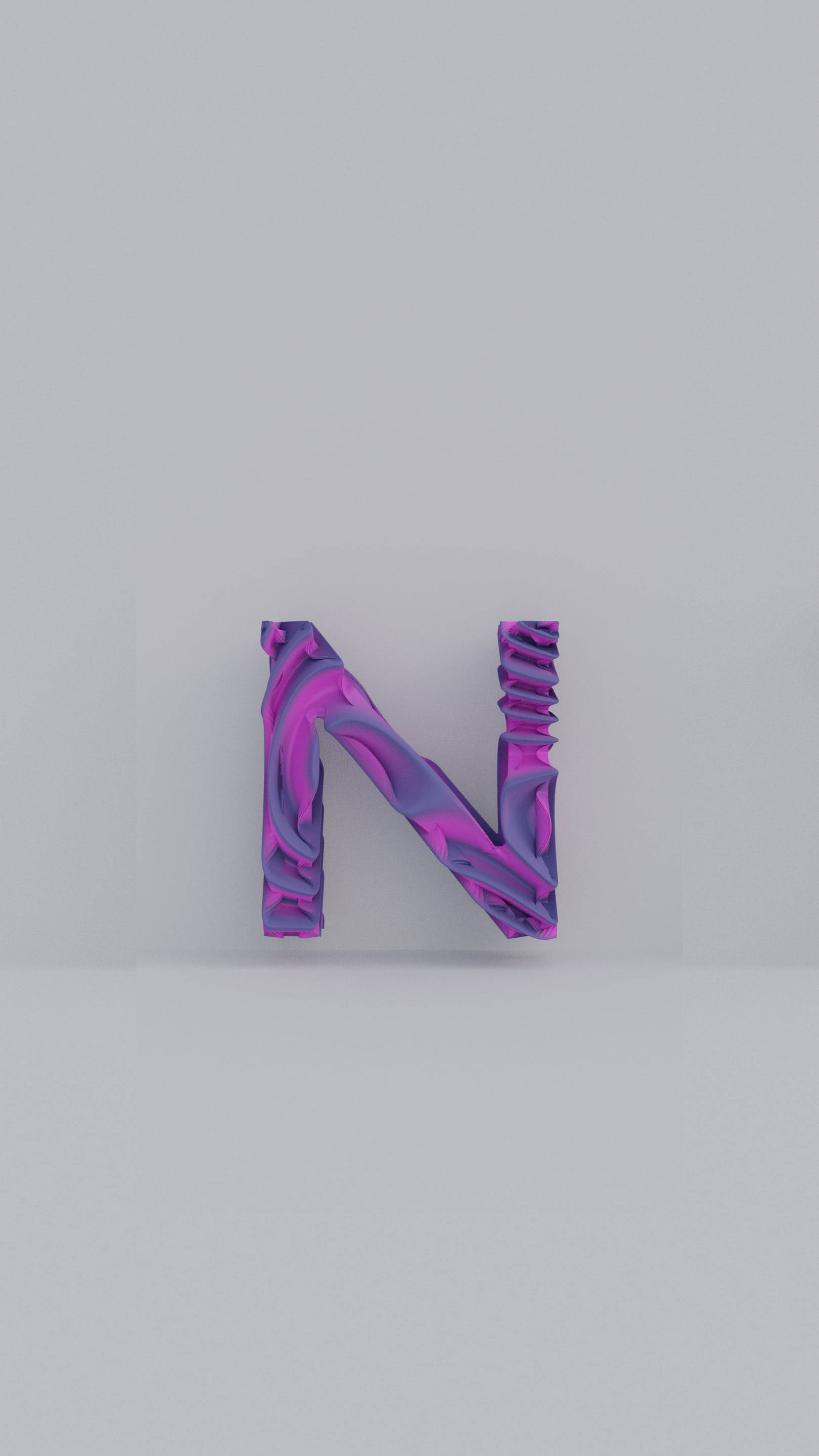 灰色 桌布 壁紙 — 一個帶有旋轉紫色和粉紅色大理石紋理的3D字母N，居中放置在純灰色背景上。