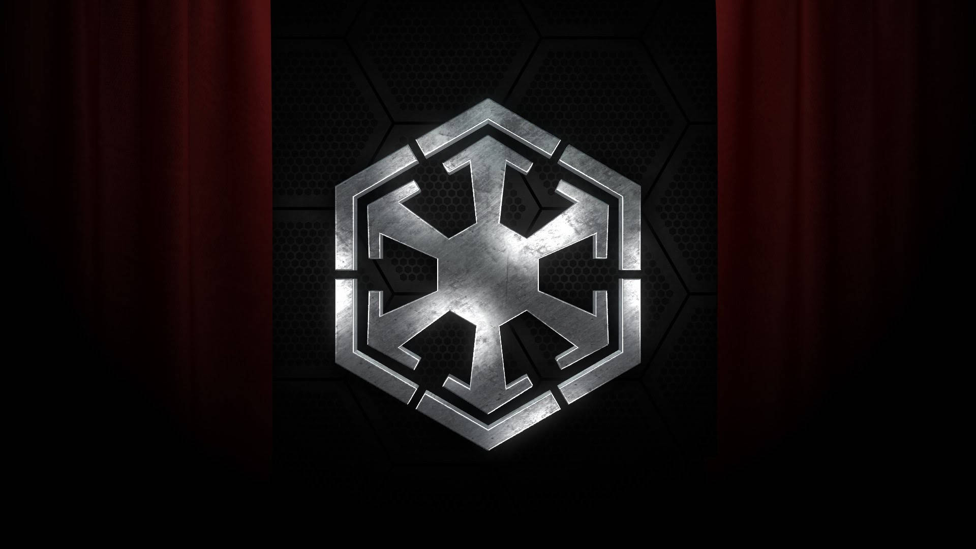 Star Wars Logo 桌布 壁紙 — 一個帶有星形設計的金屬六邊形徽章，在深色六邊形網格上發光，兩側是厚重的紅色窗簾。
