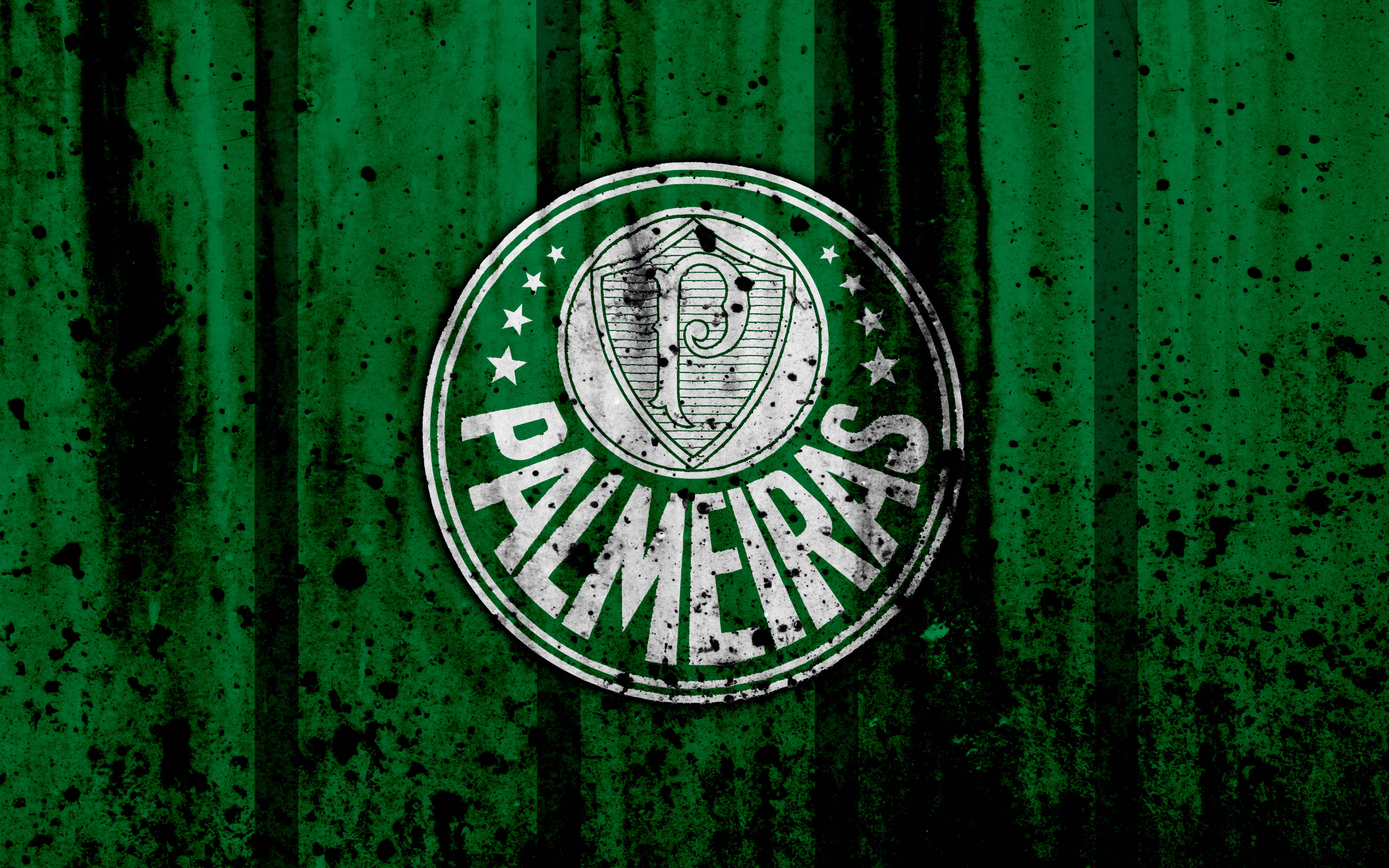 Palmeiras 桌布 壁紙 — 一個帶有星星和盾牌的磨損綠色和白色帕爾梅拉斯足球俱樂部徽章，置於紋理豐富、帶有飛濺效果的綠色背景上。