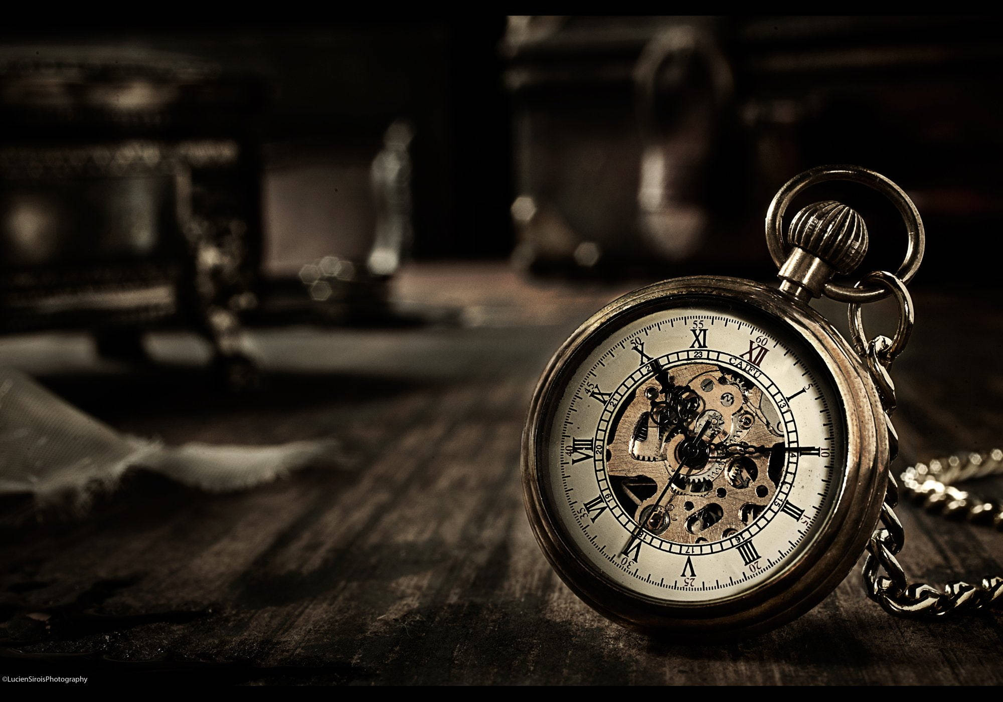 timer 桌布 壁紙 — 一個帶有暴露齒輪的古董懷錶，放置在溫暖的深褐色調的深色木質表面上。