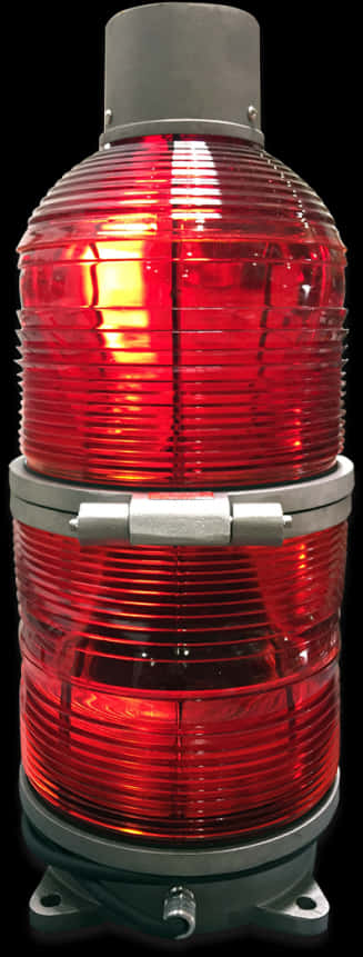 Red Light 桌布 壁紙 — 一個帶有棱紋玻璃面板和金屬外殼的亮紅色工業警告燈，在黑色背景下強烈發光。