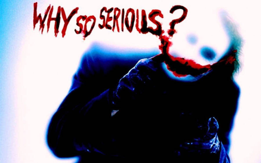 詭異的GIF 桌布 壁紙 — 一個帶有模糊紅色笑容和文字「WHY SO SERIOUS?」的威脅人物，文字以滴落的紅色字母呈現，背景為鮮明的藍色和白色。