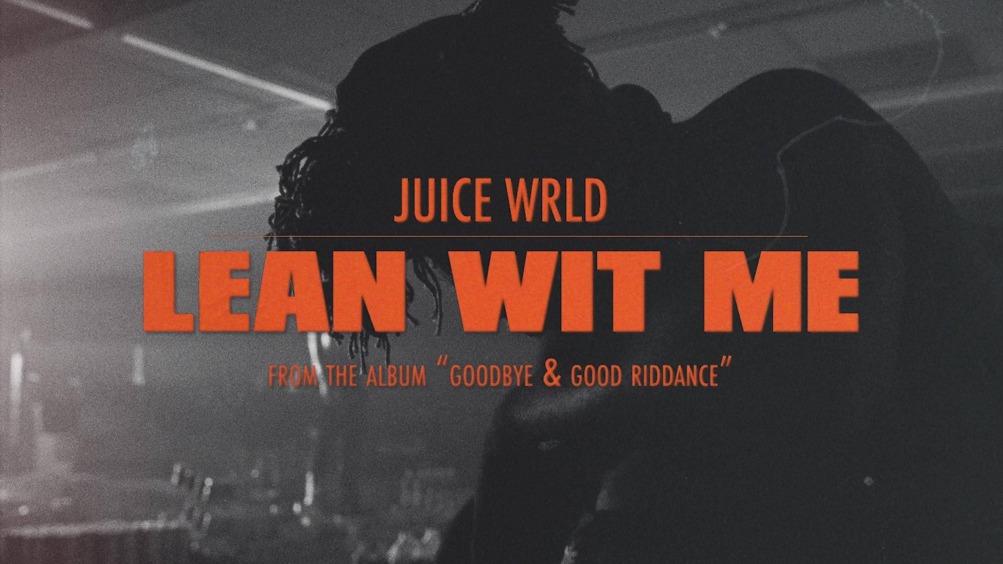 Juice Wrld Desktop 桌布 壁紙 — 一個帶有橙色文字疊加的黑暗舞台背景下，一個留著辮子的人的憂鬱剪影。