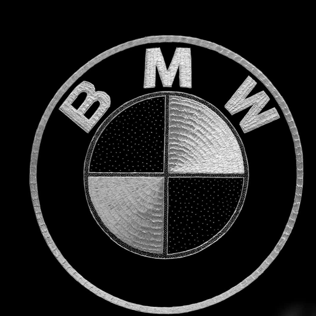 Bmw Logo 桌布 壁紙 — 一個帶有浮雕字母和四分之一圓的紋理單色BMW標誌，背景為黑色。