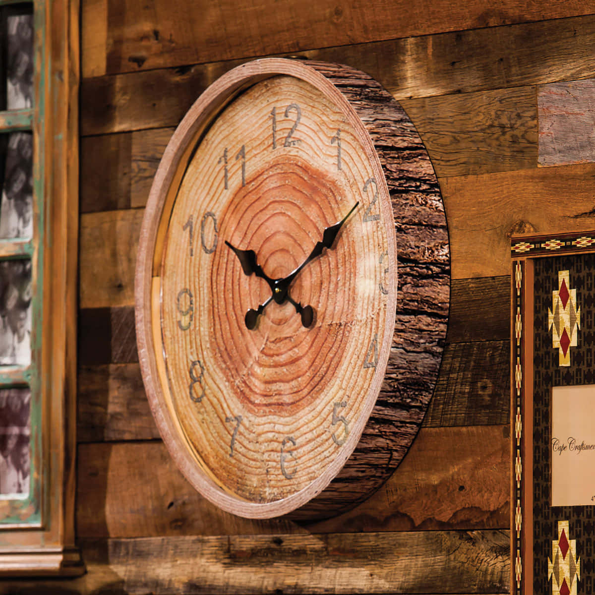 Wall Clock 桌布 壁紙 — 一個帶有清晰可見年輪的鄉村風格木製掛鐘，掛在風化的木條牆上，旁邊是一個裝飾櫃。