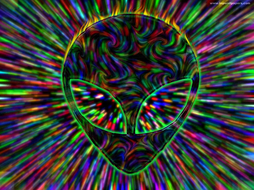 迷幻 桌布 壁紙 — 一個帶有漩渦彩虹圖案的迷幻外星人頭部，在萬花筒般的背景下散發出鮮豔的光芒。