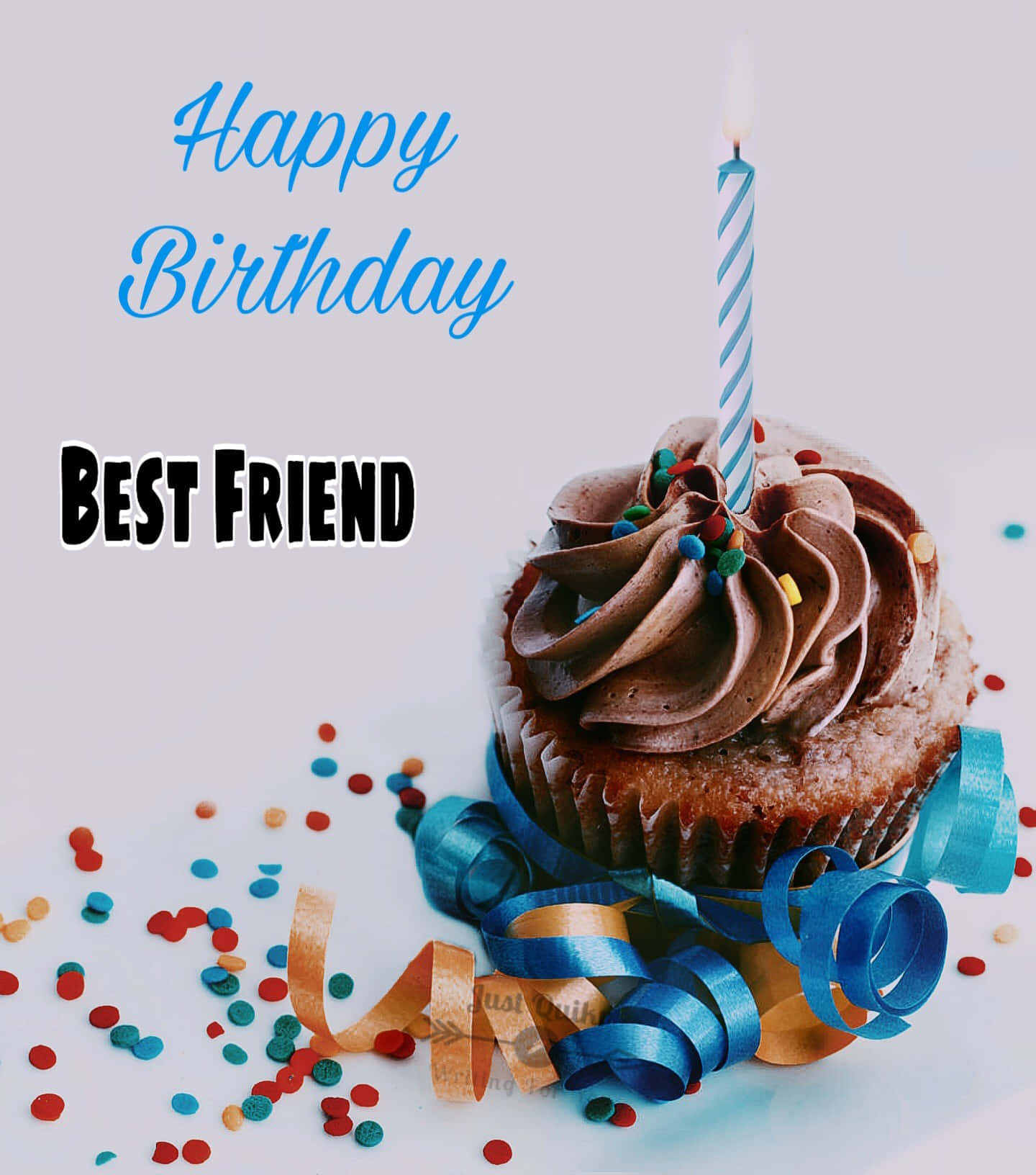 Happy Birthday Cake 桌布 壁紙 — 一個帶有漩渦糖霜的巧克力杯子蛋糕，插著點燃的藍色蠟燭，周圍環繞著五彩紙屑和絲帶。