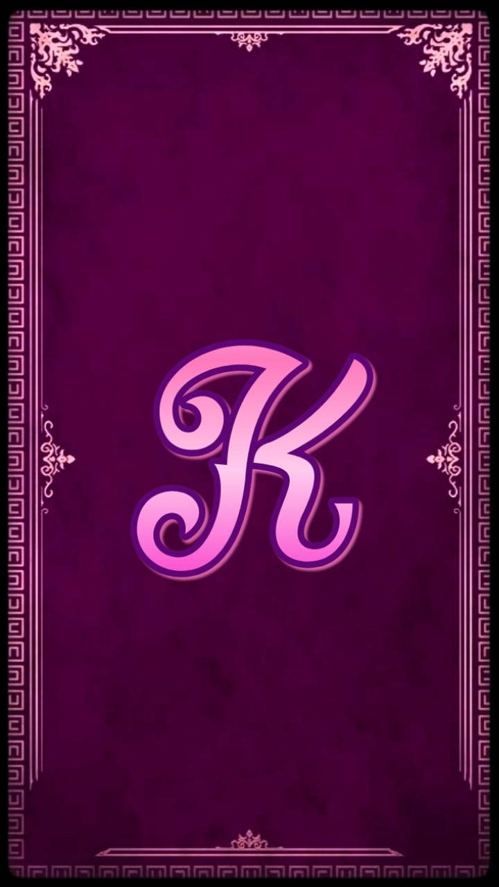 粉紅色 桌布 壁紙 — 一個帶有漸層陰影的時尚粉紅色字母K，居中放置在帶紋理的紫色背景上，並以華麗的白色裝飾邊框環繞。