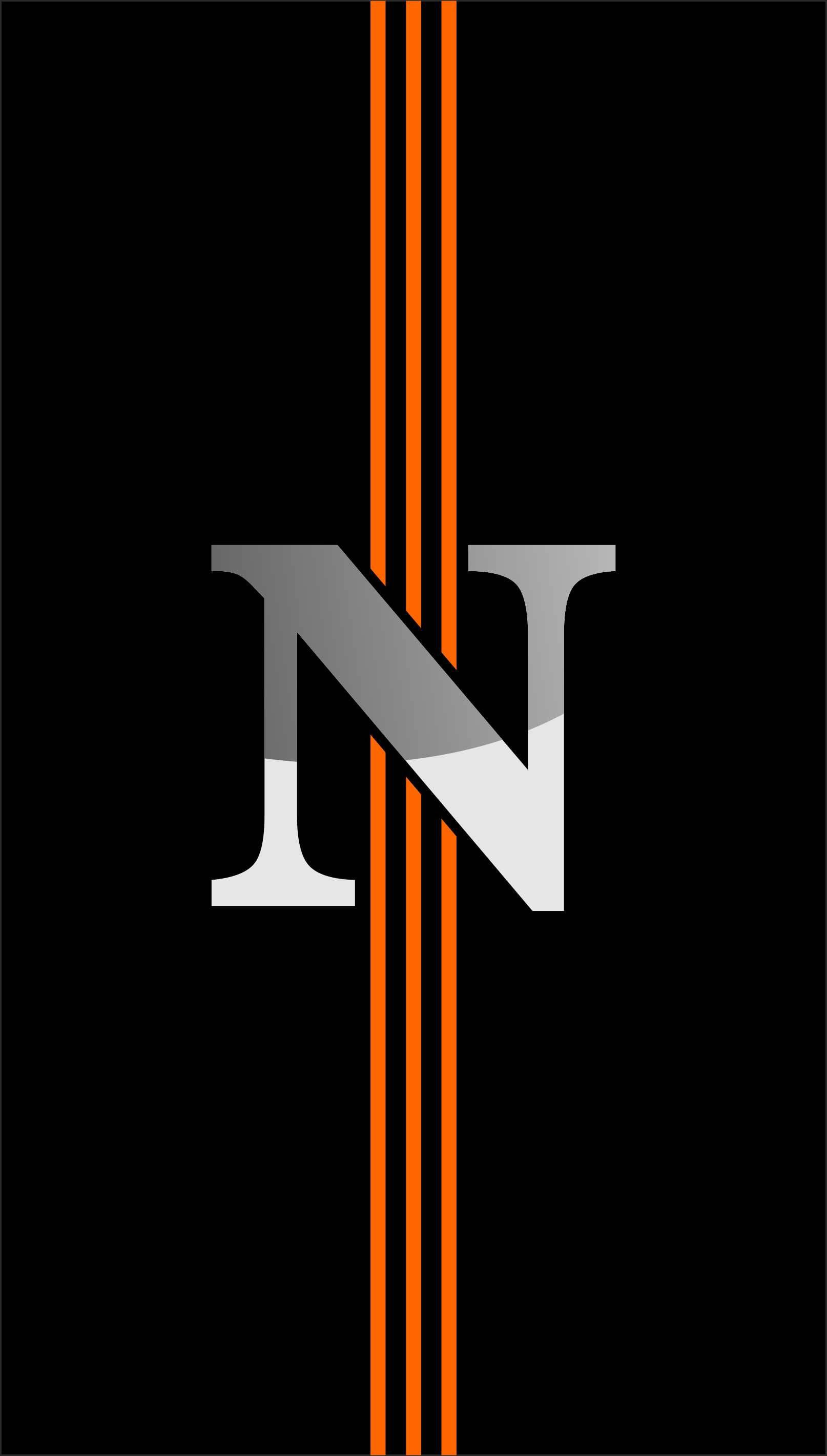 Letter N 桌布 壁紙 — 一個帶有漸層陰影的粗體灰色字母N，居中在黑色背景上，被三條充滿活力的橙色垂直條紋貫穿。