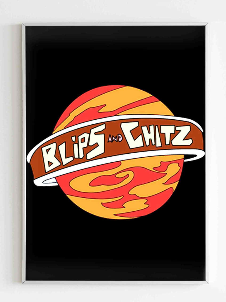 Blips And Chitz 桌布 壁紙 — 一個帶有火焰橙色和紅色星球設計的黑色背景上，為「Blips and Chitz」設計的卡通風格相框標誌。