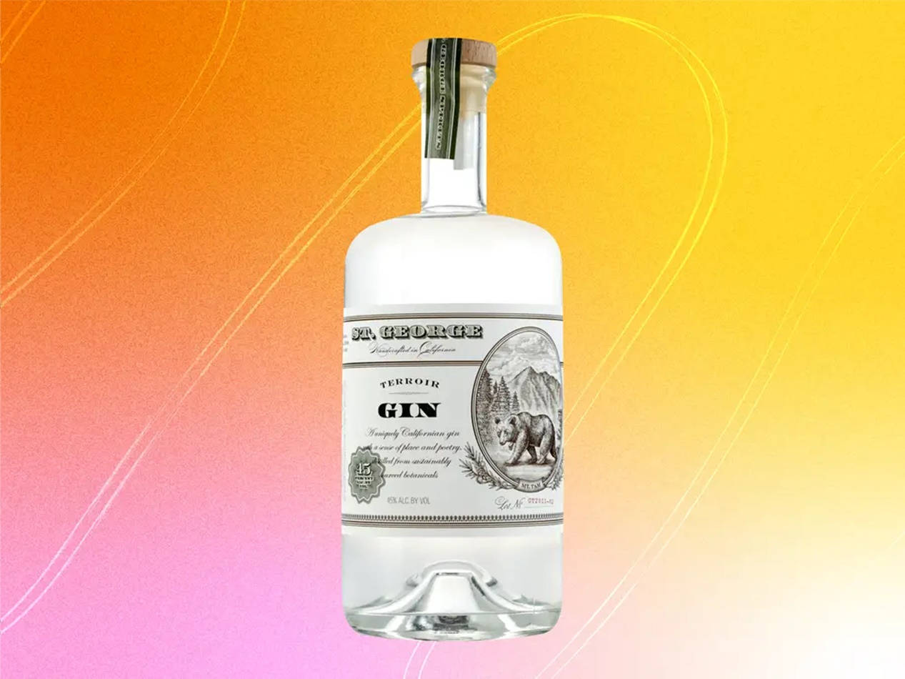 bottle 桌布 壁紙 — 一個帶有熊標籤的透明琴酒瓶，矗立在橙色、黃色和粉紅色的鮮豔漸層背景前。