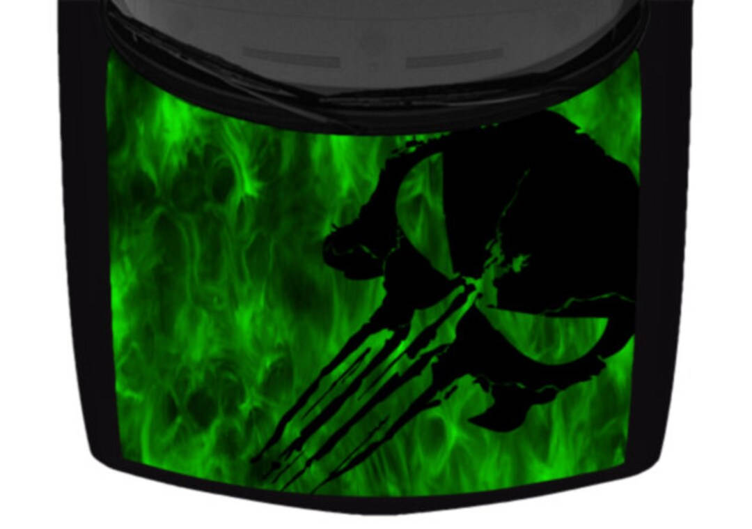 Green Fire Skull 桌布 壁紙 — 一個帶有爪子的黑色骷髏頭從卡車引擎蓋貼紙上鮮豔的綠色火焰中浮現。