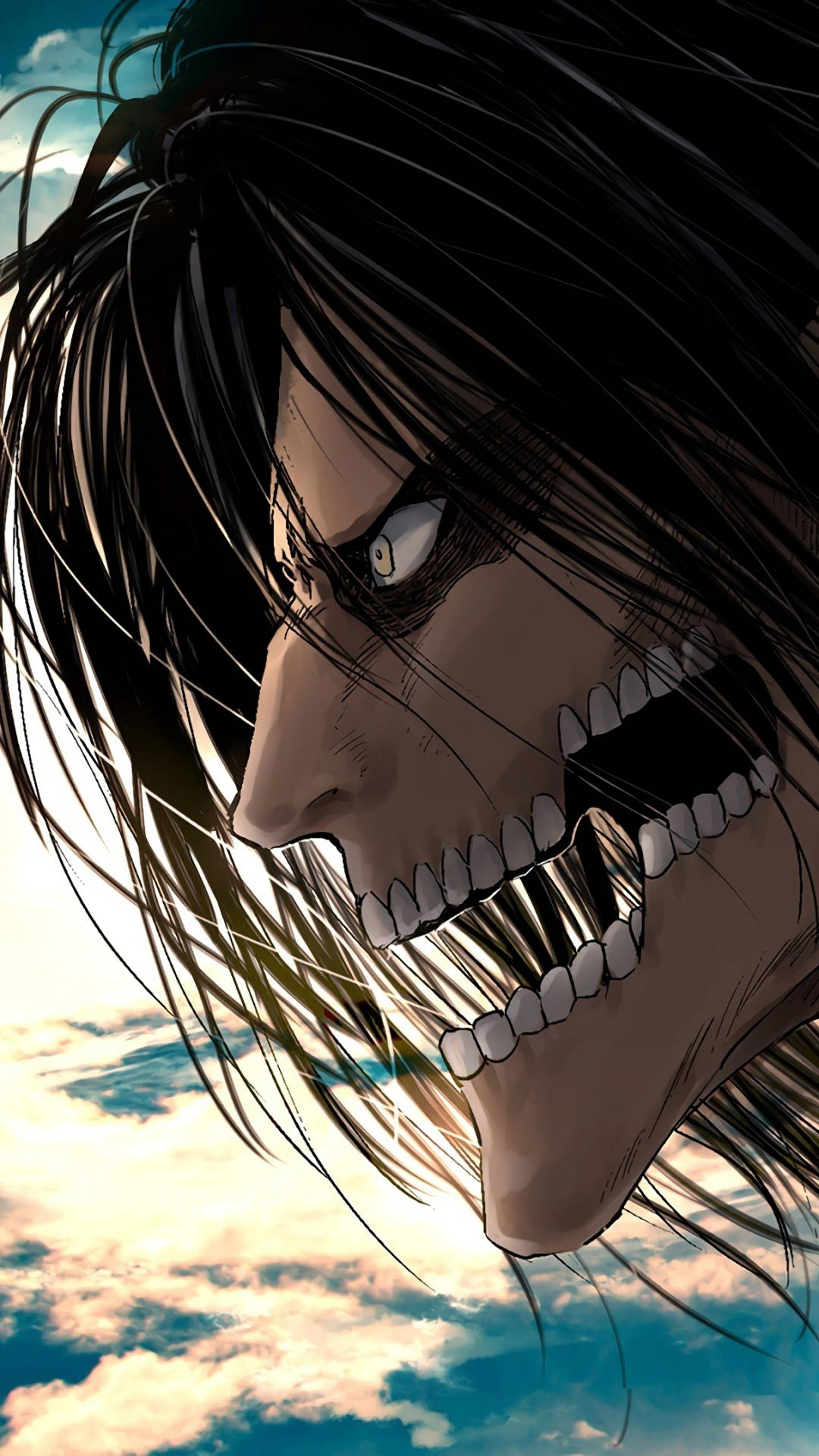 Attack On Titan Titan Eren 桌布 壁紙 — 一個帶有狂野黑髮和尖牙的威脅性動漫巨人，聳立在藍色和金色雲朵的戲劇性天空前。