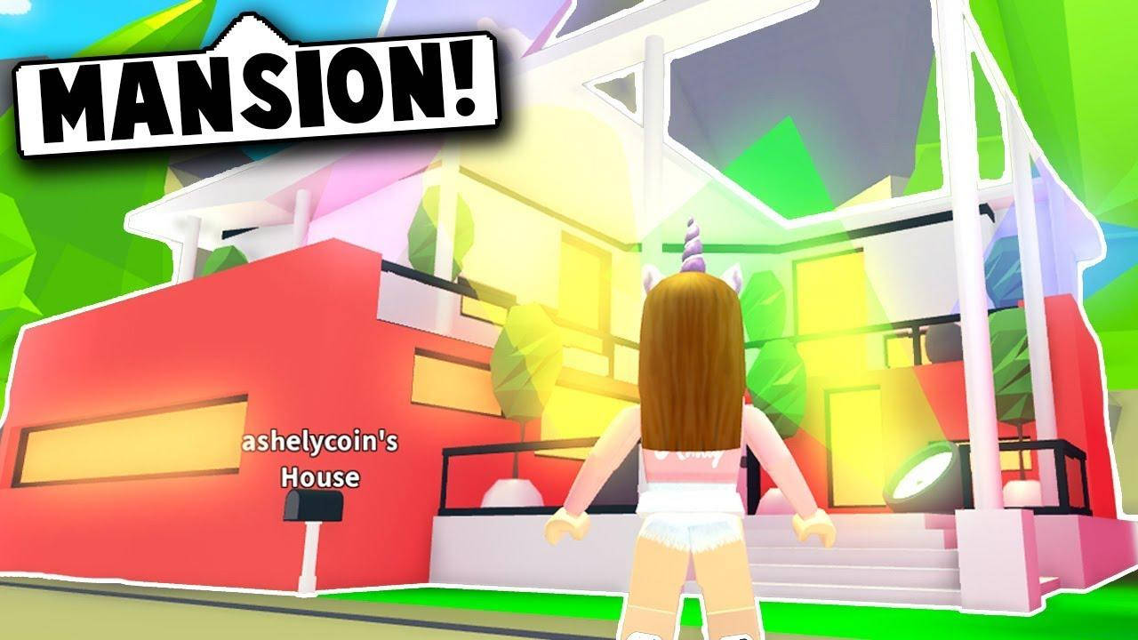 Me 桌布 壁紙 — 一個帶有獨角獸角的 Roblox 頭像站在一座色彩繽紛的幾何豪宅前，窗戶閃閃發光。