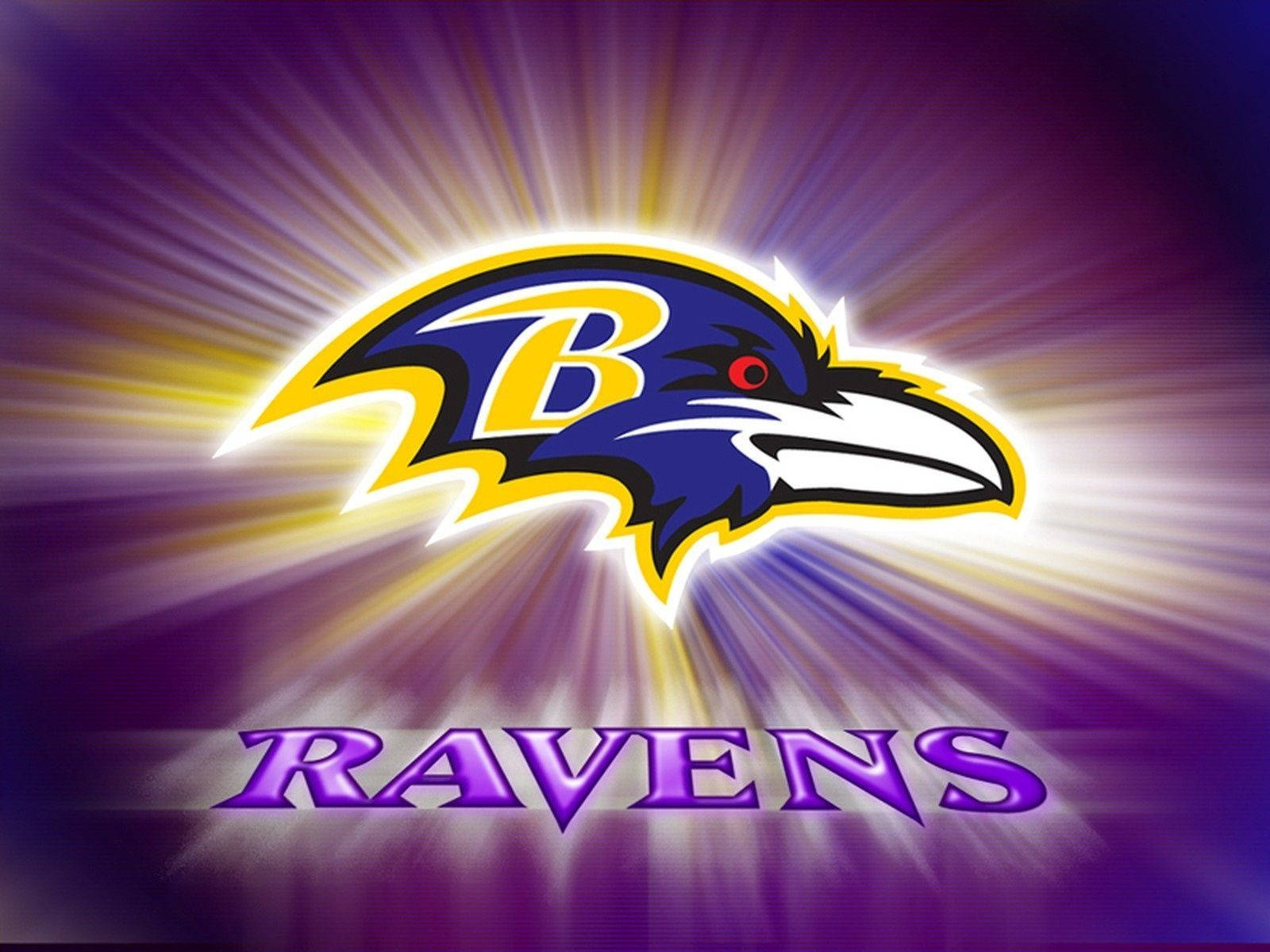 Ravens 桌布 壁紙 — 一個帶有發光太陽爆發效果的紫色和金色巴爾的摩烏鴉隊標誌。