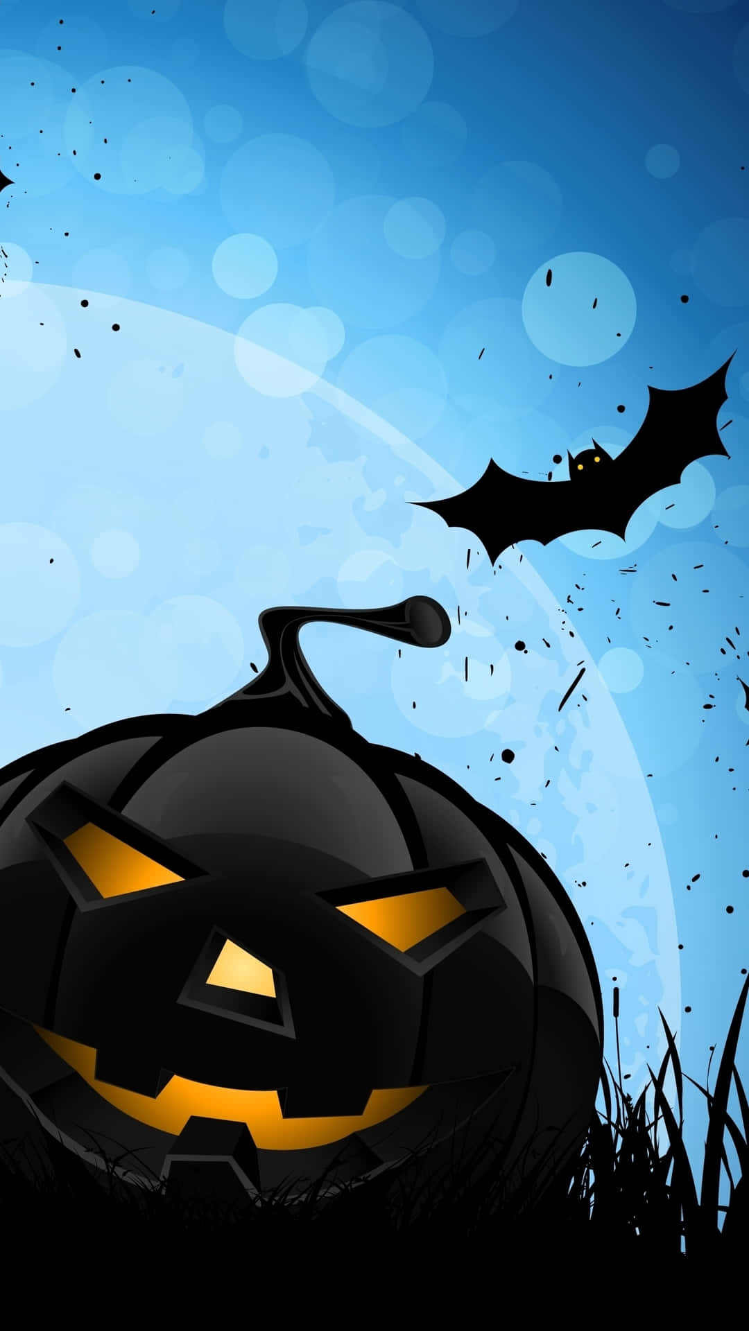 Jack O Lantern 桌布 壁紙 — 一個帶有發光橙色眼睛和笑容的可怕黑色南瓜燈，坐在草地上，藍天下有一隻蝙蝠在彎月附近飛翔。