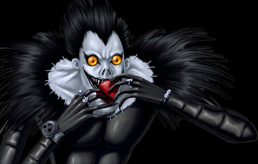 Death Note Ryuk 桌布 壁紙 — 一個帶有發光橙色眼睛和黑色尖刺頭髮的威脅性動漫角色，在黑暗背景前拿著一顆紅心。