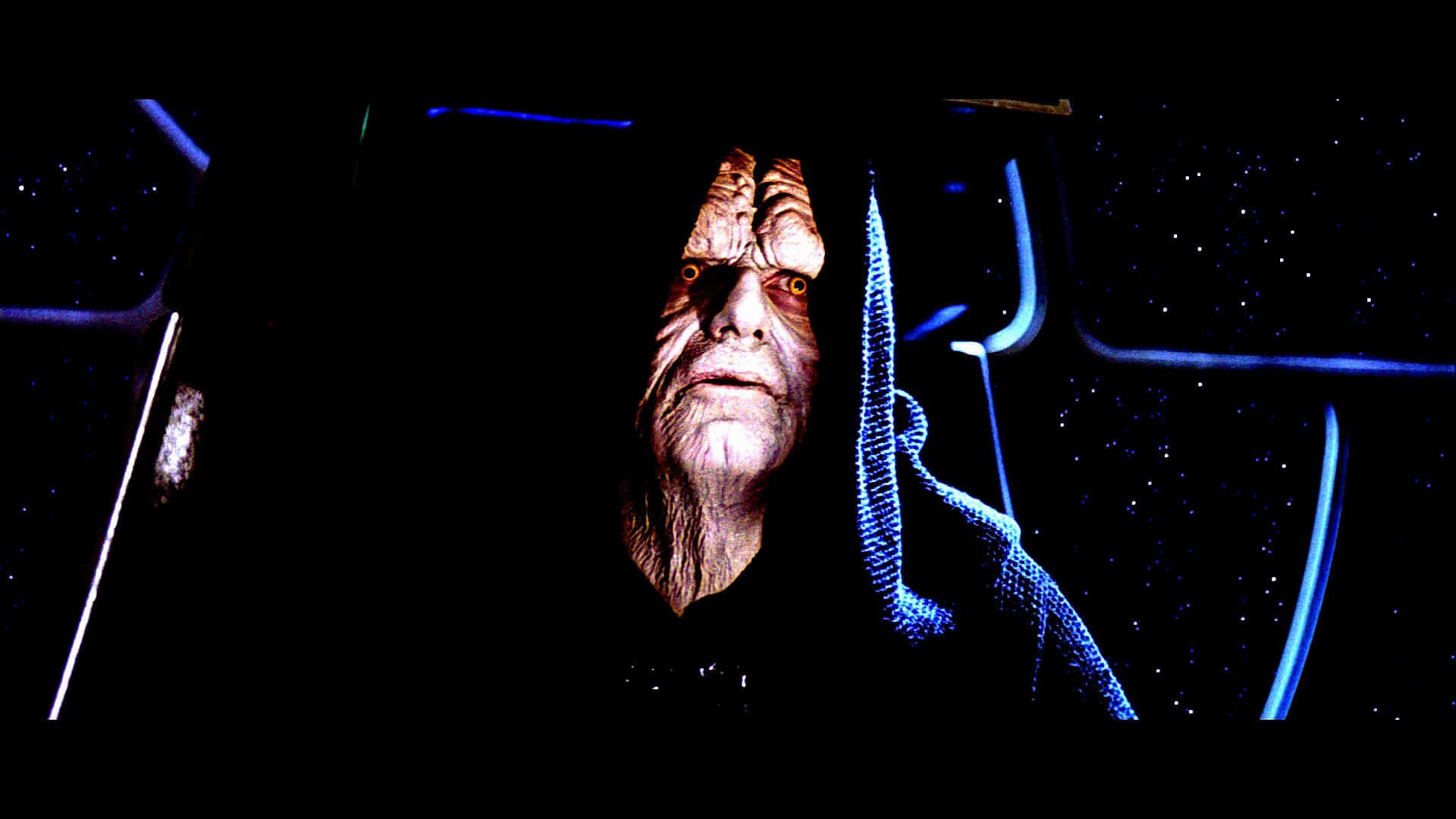 Return Of The Jedi 桌布 壁紙 — 一個帶有發光橙色眼睛的威脅性外星人在黑暗的太空船駕駛艙中向前凝視，配有藍色霓虹燈點綴和星際景觀。