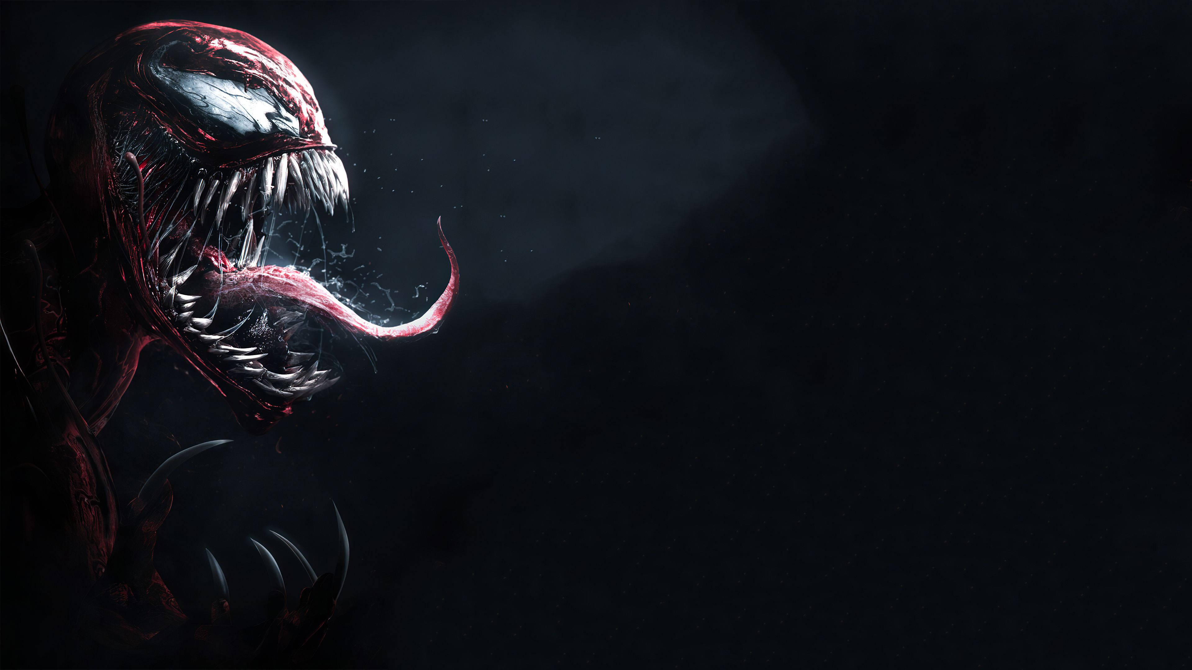 carnage 4K 桌布 壁紙 — 一個帶有發光白色眼睛和尖銳牙齒的威脅性猛毒，在黑暗煙霧背景中向前猛撲。