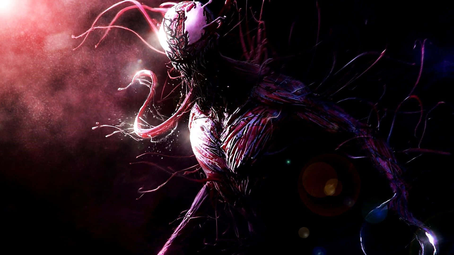 Maximum Carnage 桌布 壁紙 — 一個帶有發光白色眼睛和脈動紅色觸手的威脅性共生生物，從黑暗中出現在煙霧繚繞的深紅色背景前。