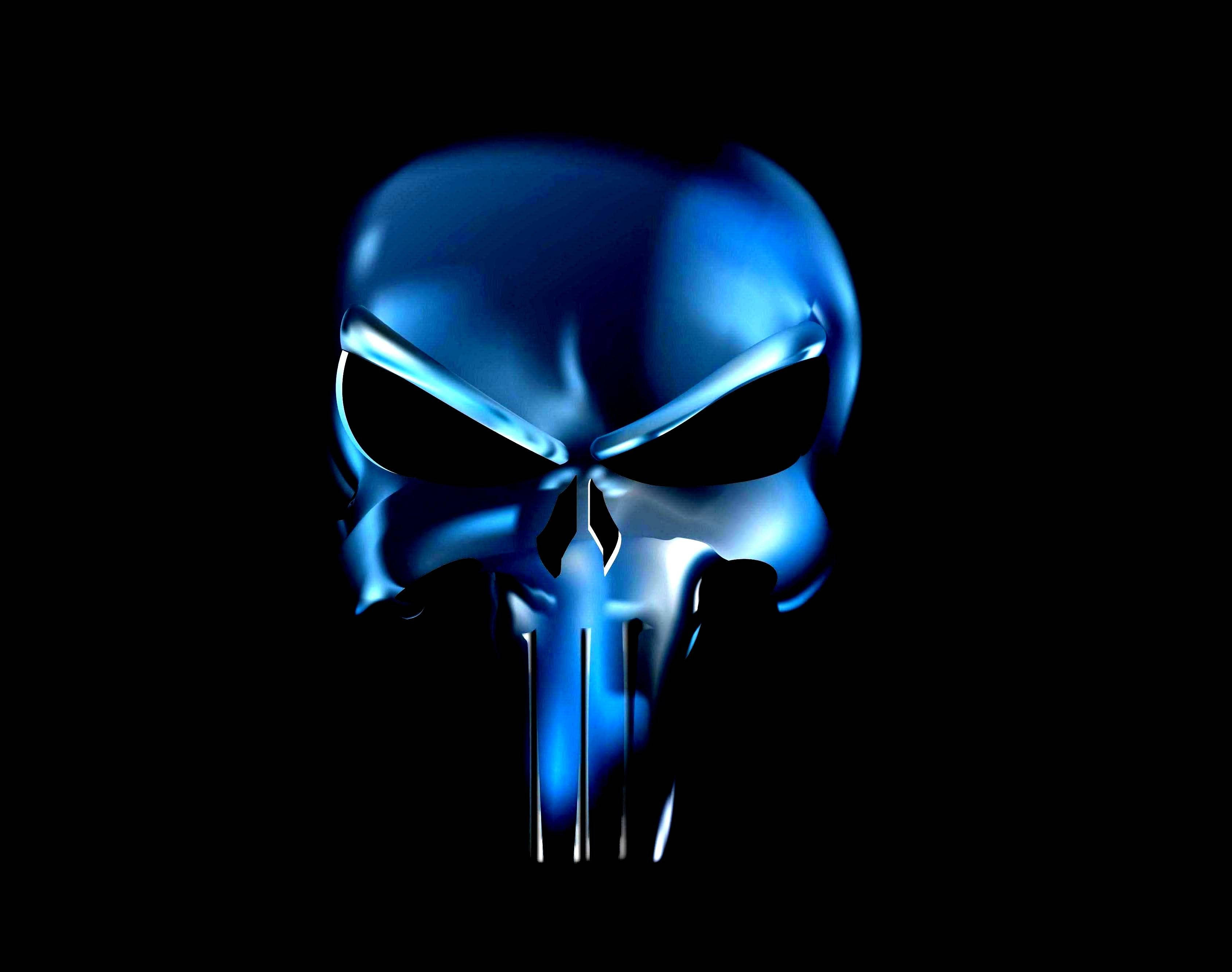 Punisher Skull 桌布 壁紙 — 一個帶有發光眼睛和尖刺下巴的藍色金屬骷髏頭，背景為黑色。