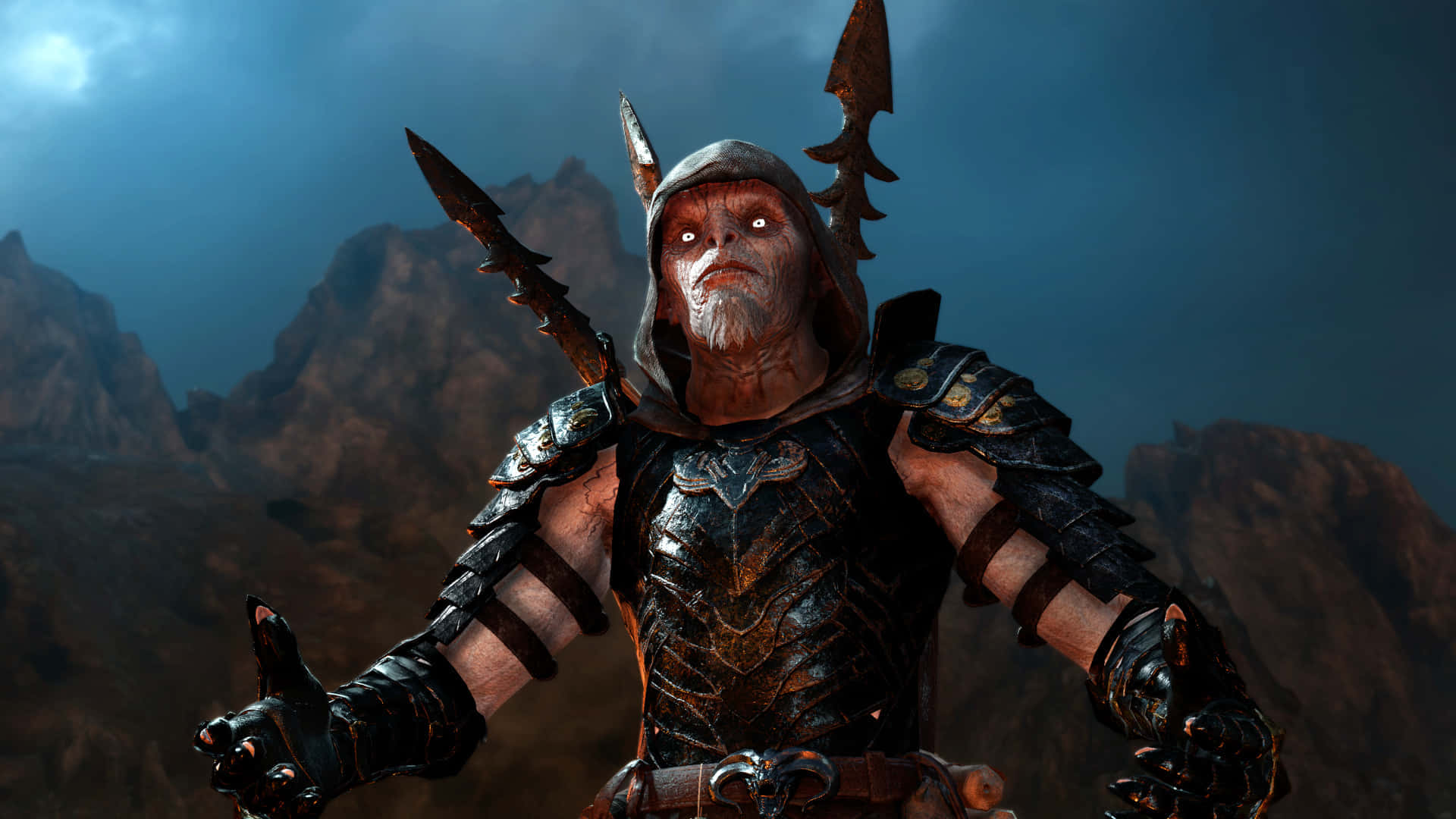 720p Shadow Of Mordor 桌布 壁紙 — 一個帶有發光眼睛和尖刺頭盔的威脅性裝甲戰士，在暴風雨的山脈背景下挑釁地站立。