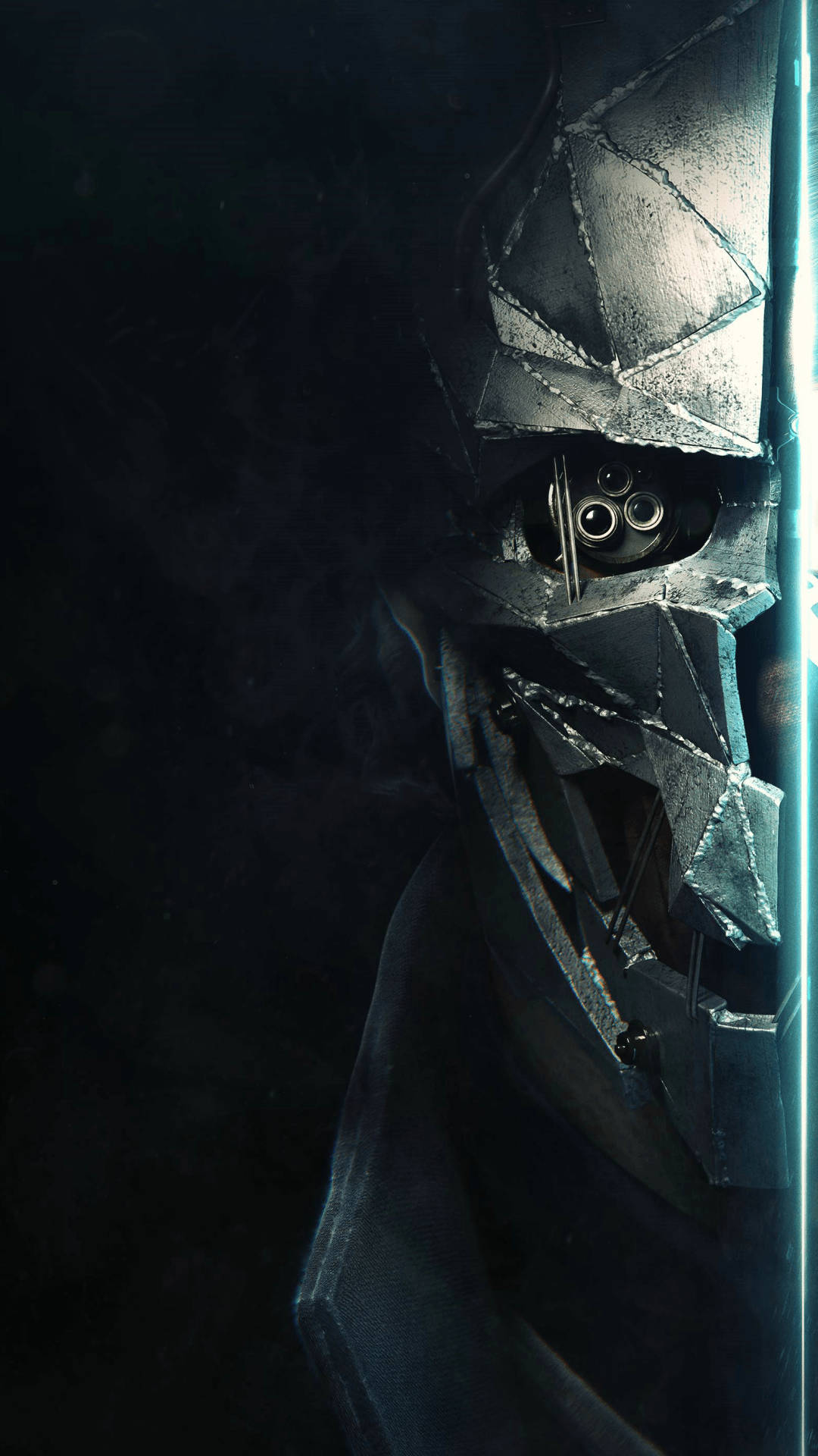 Dishonored 2 桌布 壁紙 — 一個帶有發光眼睛和藍色光劍刀刃劃過畫面的黑暗裝甲頭盔的威脅性特寫。