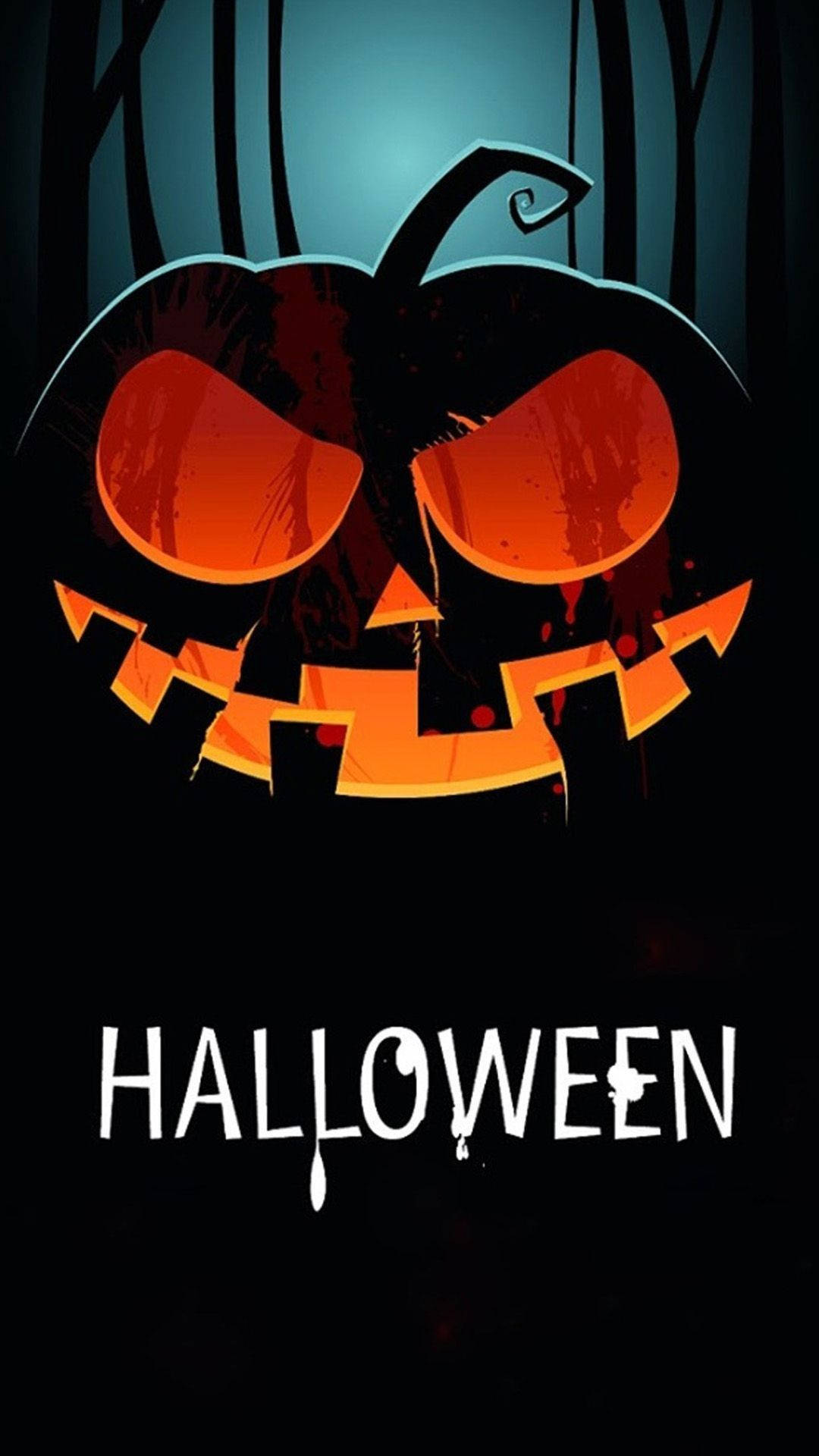 Scary Halloween iPhone 桌布 壁紙 — 一個帶有發光眼睛和鋸齒狀笑容的橙色南瓜燈，在深色森林中，在青綠色天空下若隱若現。