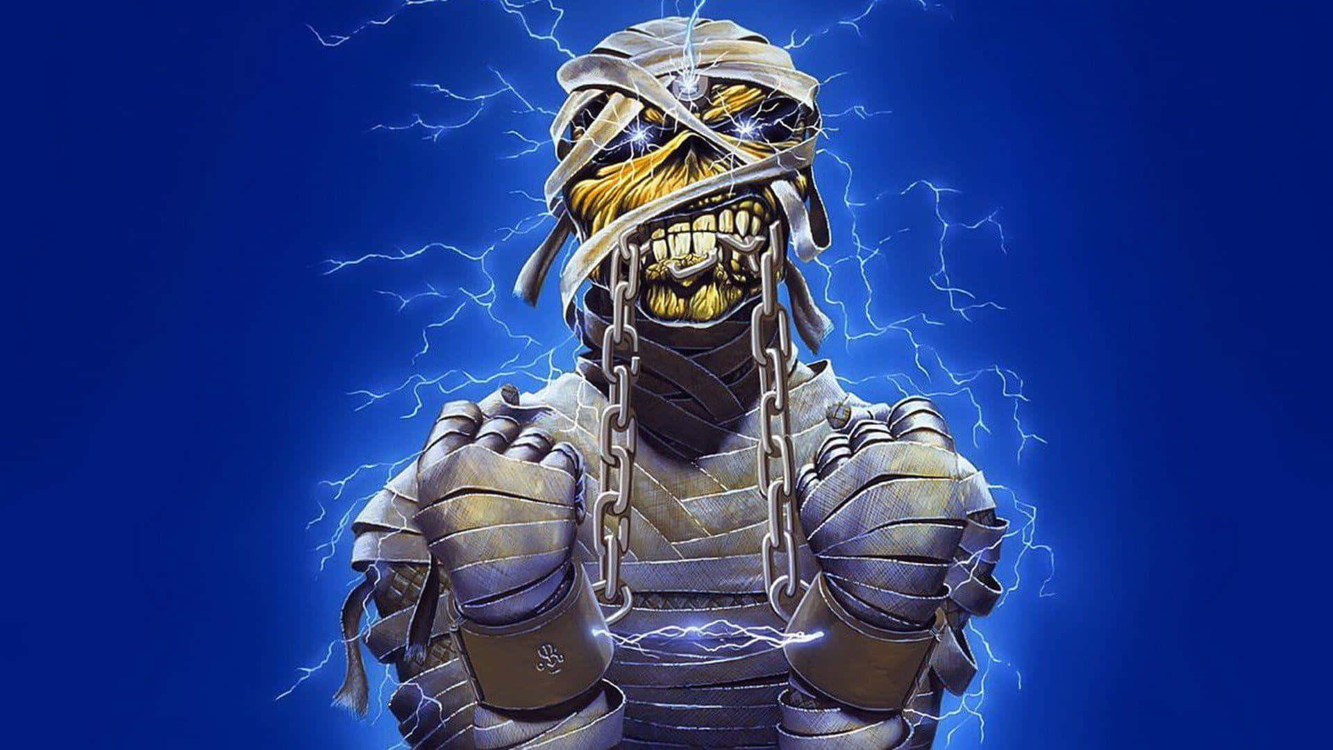 Mummy Costumes 桌布 壁紙 — 一個帶有發光眼睛和鎖鏈的可怕木乃伊，在深藍色天空背景下穿過閃電爆發而出。