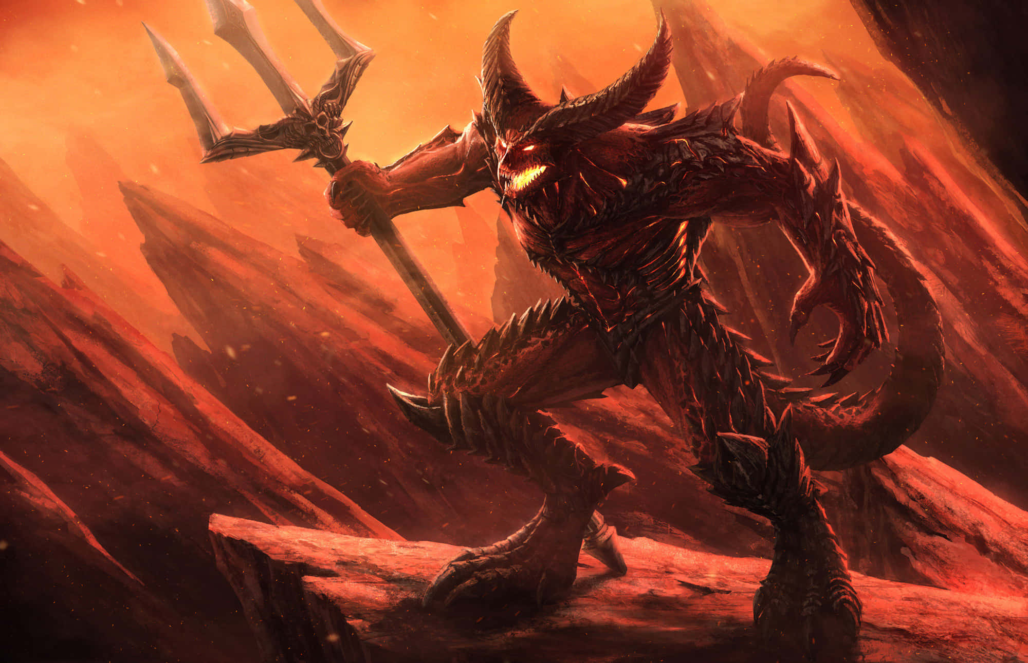 Demon Fighting 桌布 壁紙 — 一個帶有發光眼睛的威脅性有角惡魔，在橙色天空下，於火紅的岩石懸崖頂上揮舞著三叉戟。