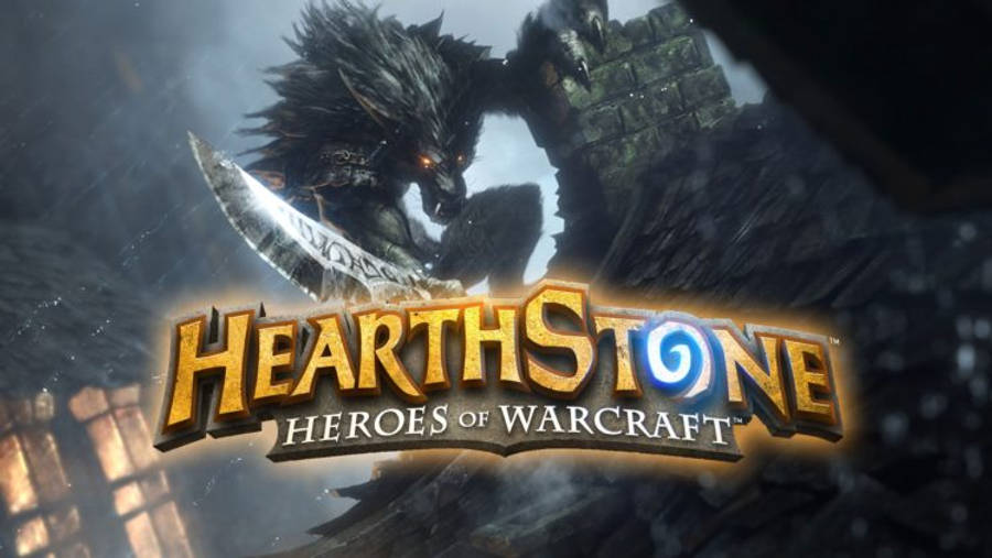 2560 x 1440 hearthstone 桌布 壁紙 — 一個帶有發光眼睛的威脅性狼狀生物，在黑暗風暴背景下揮舞著彎曲的刀刃，並突出顯示了 Hearthstone 標誌。
