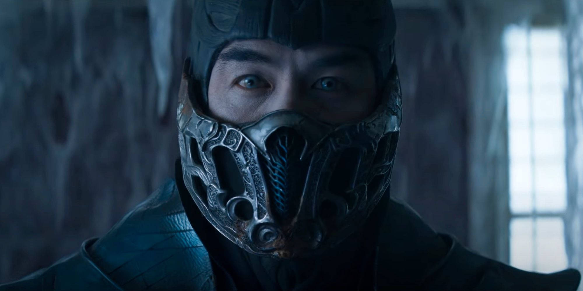 Sub-zero 桌布 壁紙 — 一個帶有發光眼睛的威脅性蒙面戰士在昏暗的冰室中凝視。