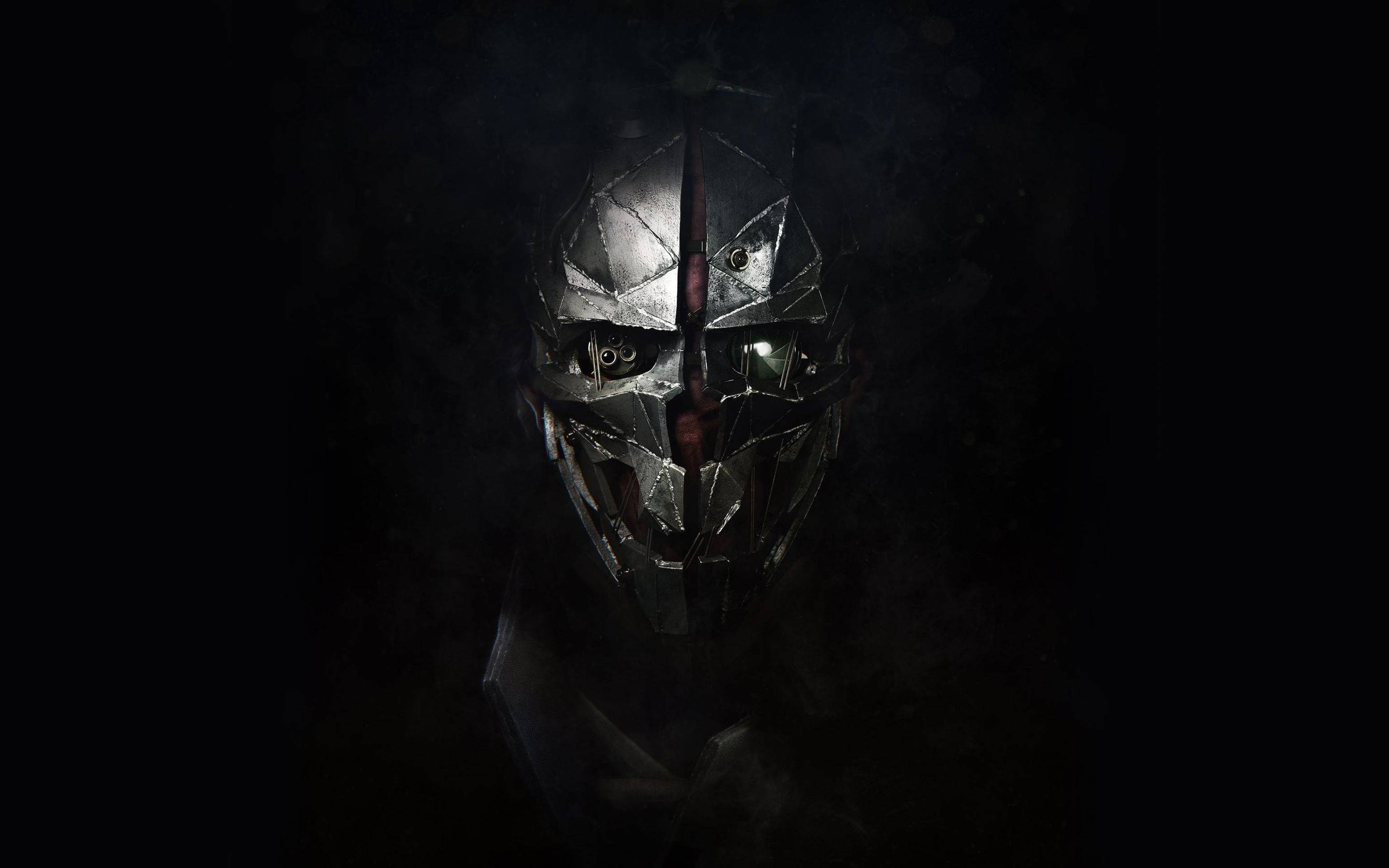 Dishonored 桌布 壁紙 — 一個帶有發光眼睛的威脅性金屬頭盔從黑暗中浮現，呈現於粗糙的數位藝術肖像中。