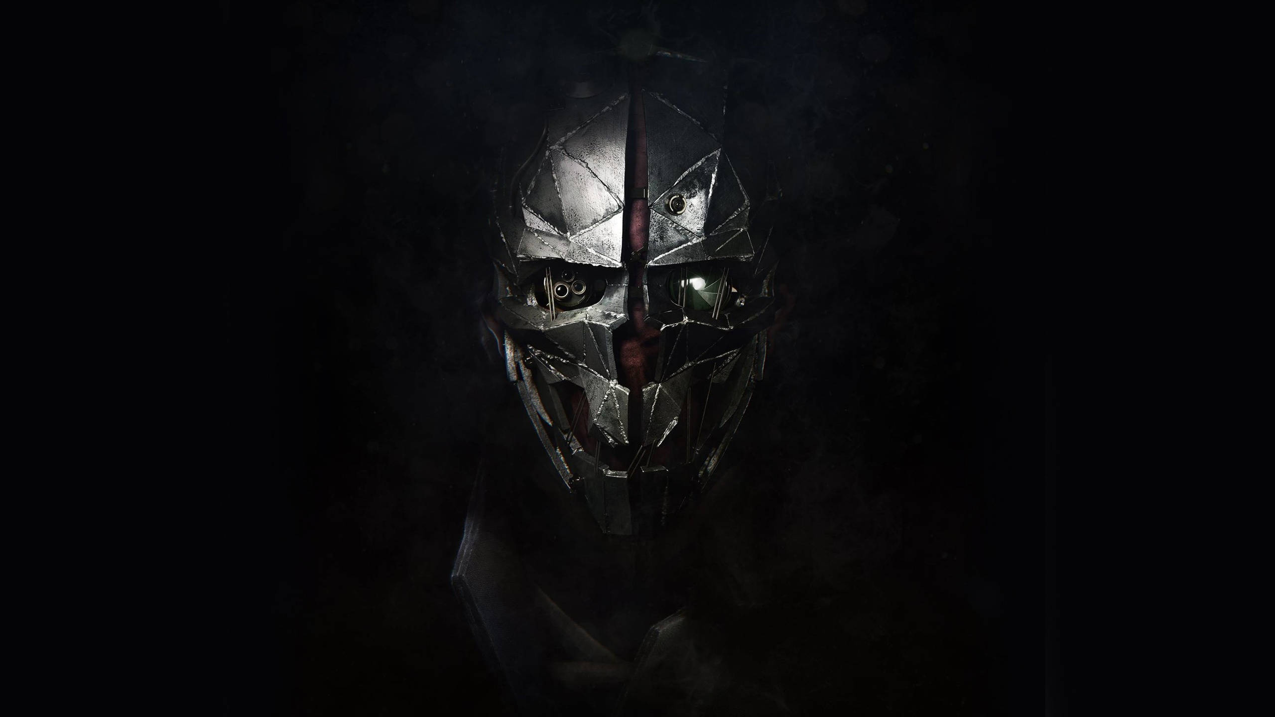 Dishonored 2 桌布 壁紙 — 一個帶有發光眼睛的威脅性金屬頭盔，在戲劇性的特寫中從黑暗中凝視。