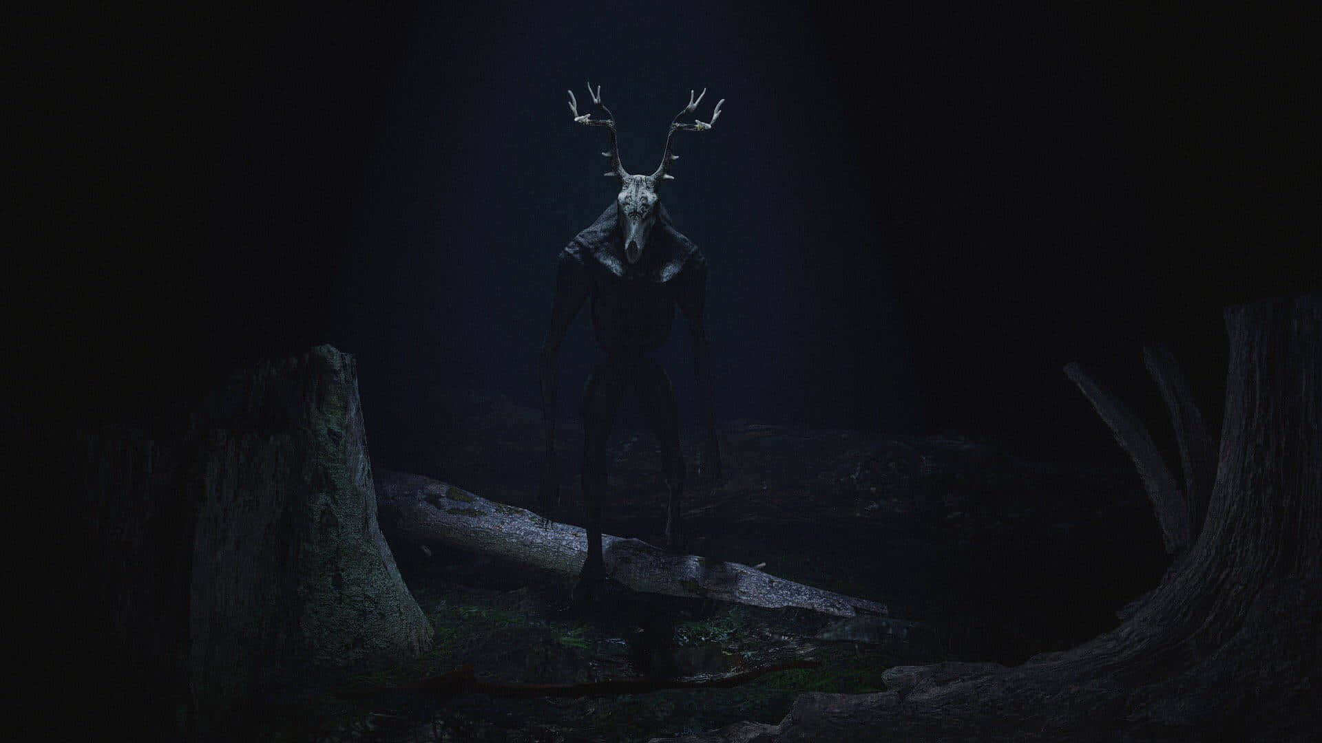 Wendigo 桌布 壁紙 — 一個帶有發光眼睛的威脅性鹿頭生物，站在由單一聚光燈照亮的黑暗森林空地上。