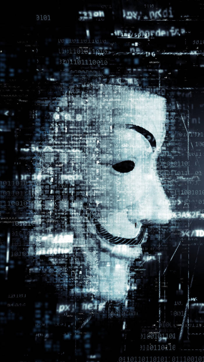 hacker 3d 桌布 壁紙 — 一個帶有發光眼睛的故障數位面具，從層疊的二進位代碼和碎片化文字中浮現，呈現賽博龐克美學。