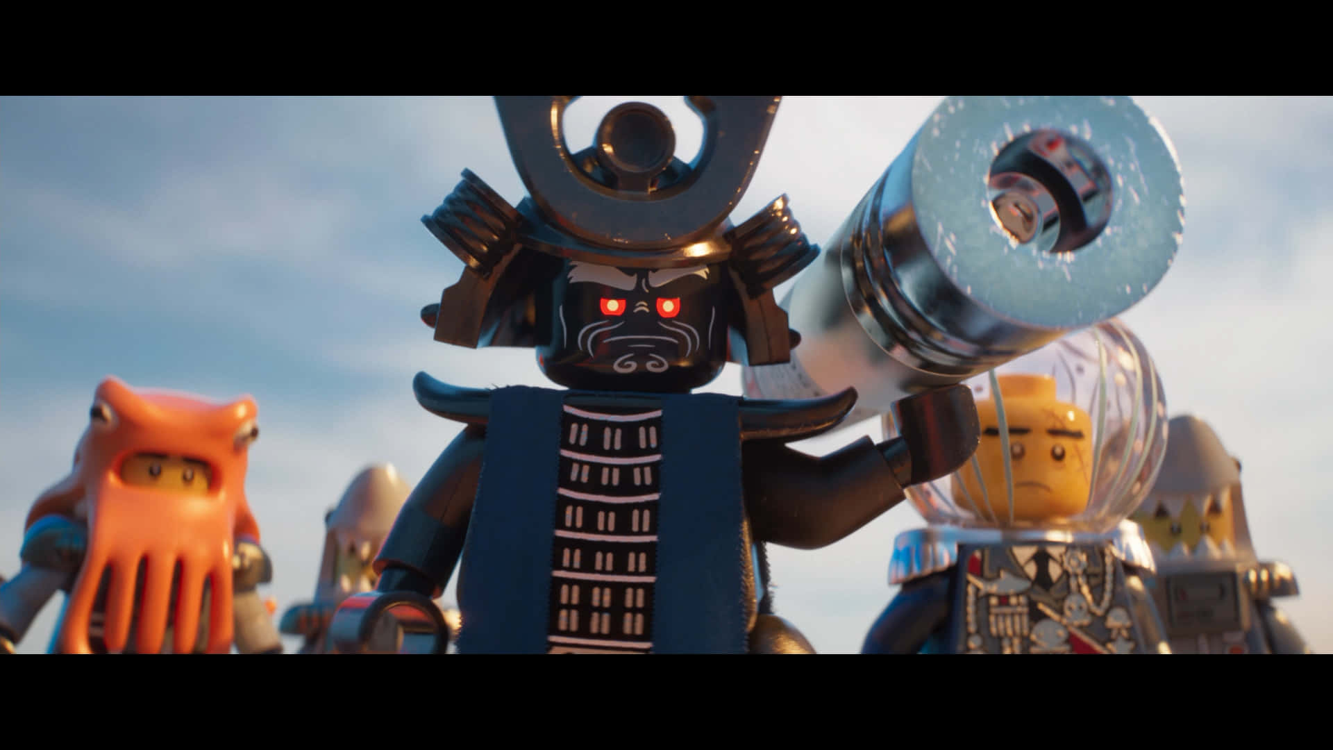 樂高 桌布 壁紙 — 一個帶有發光紅眼和大型大炮的威脅性LEGO武士戰士站在畫面中央，兩側有其他LEGO角色，背景是陰天。